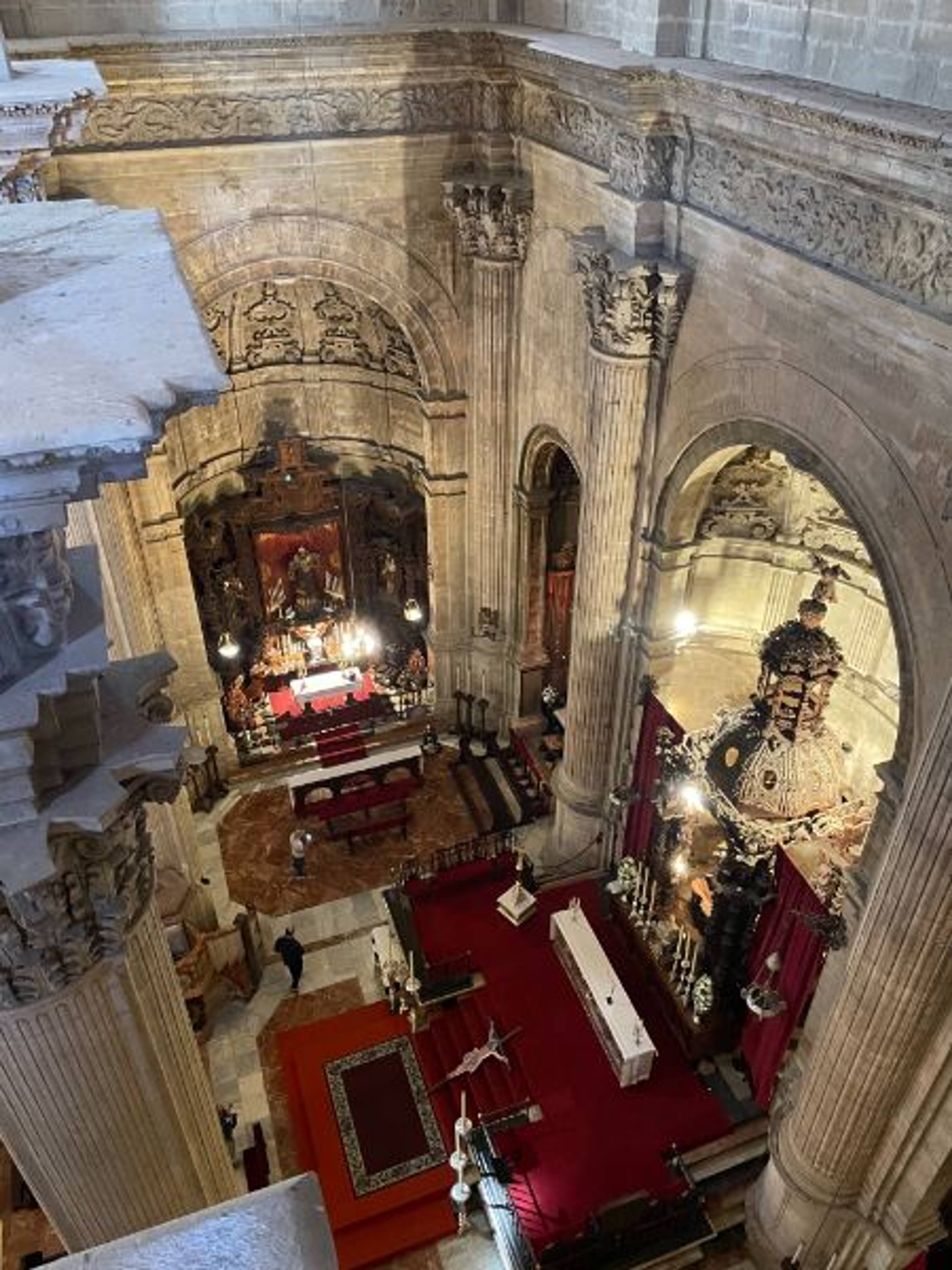 Wnętrze gotyckiego kościoła, ołtarz, czerwone dywany, widok z góry.