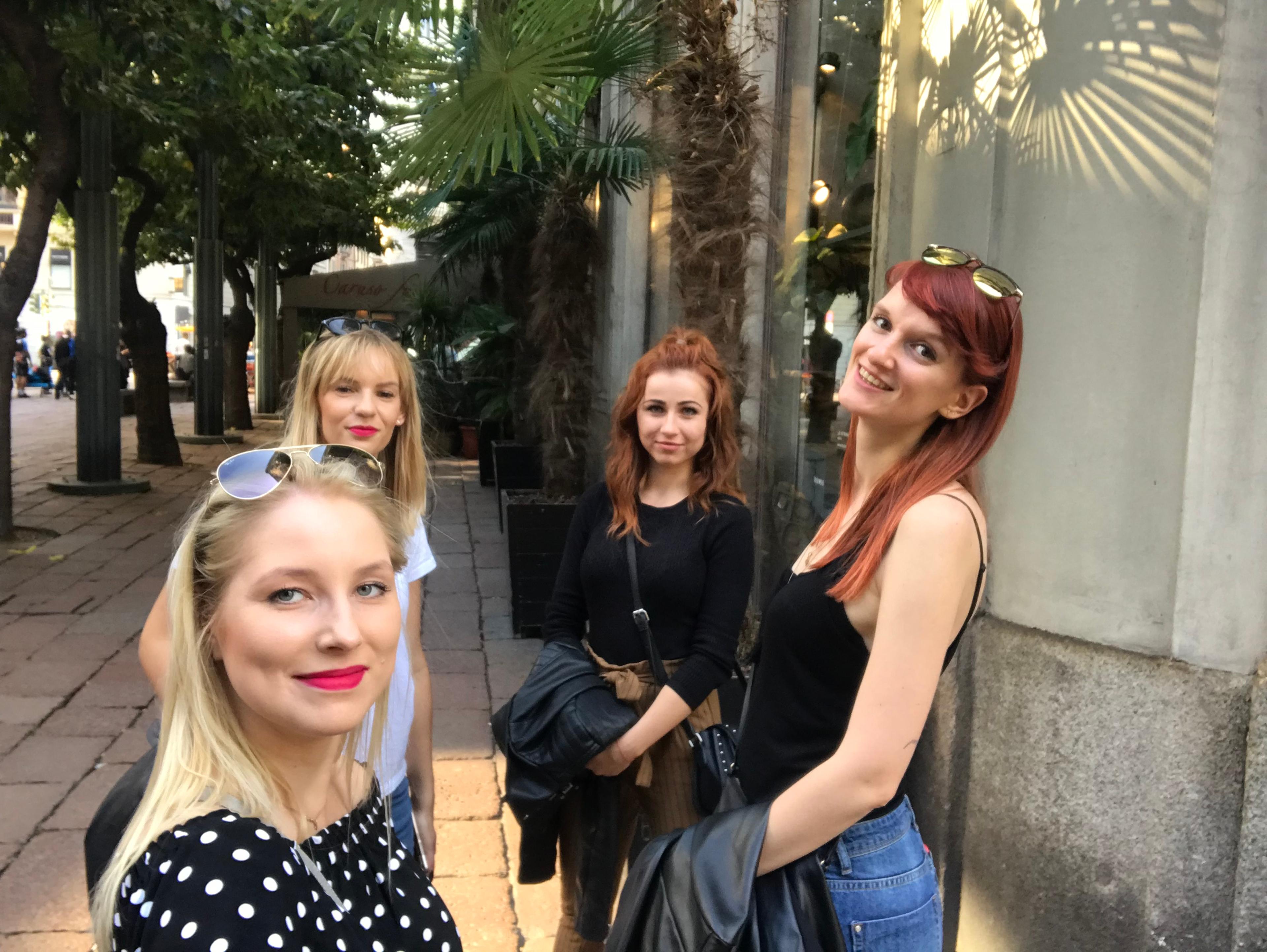 Cztery dziewczyny na ulicy, w tle palmy