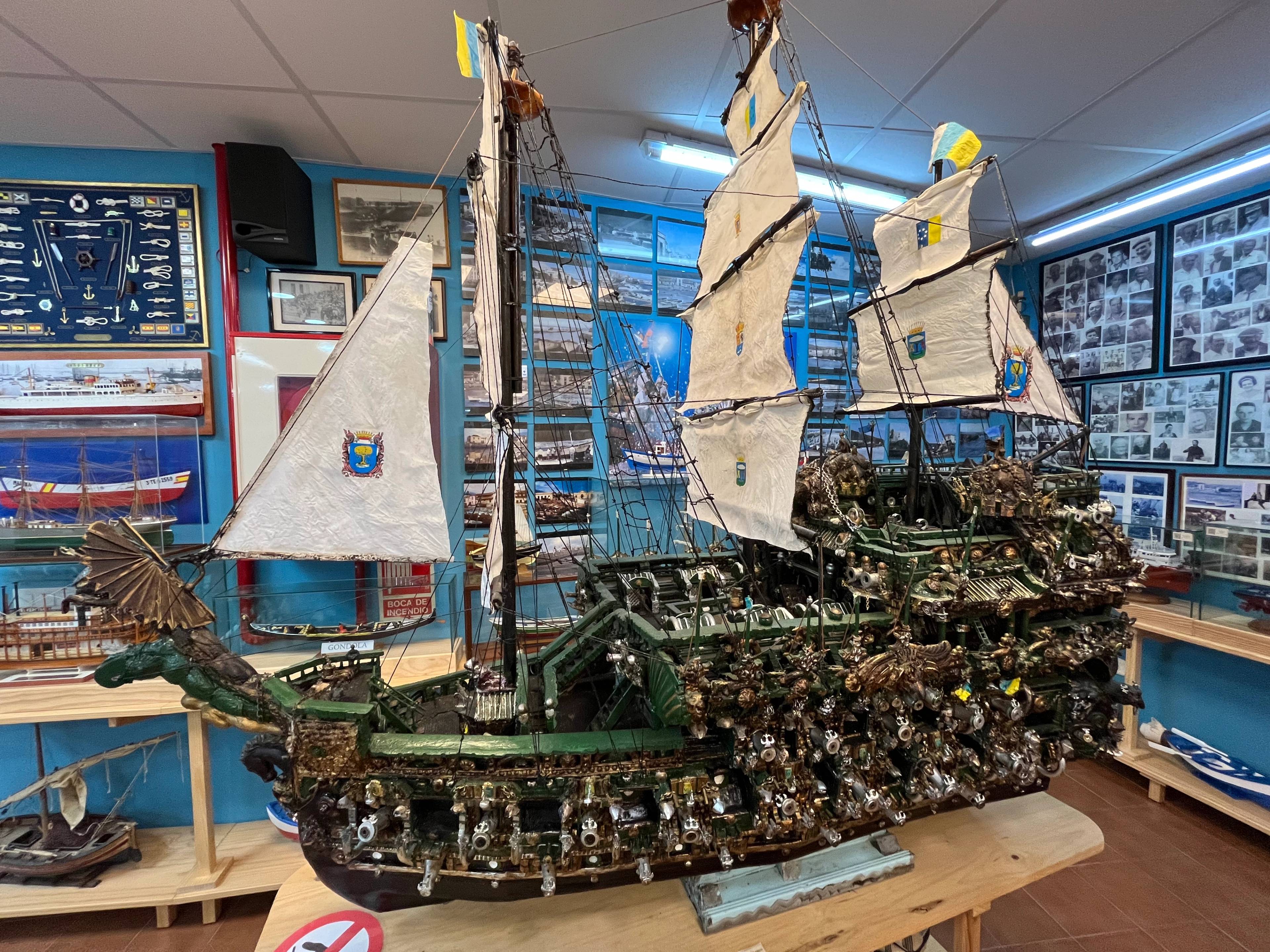 Wnętrze muzeum z dużym modelem żaglowca i innymi eksponatami.