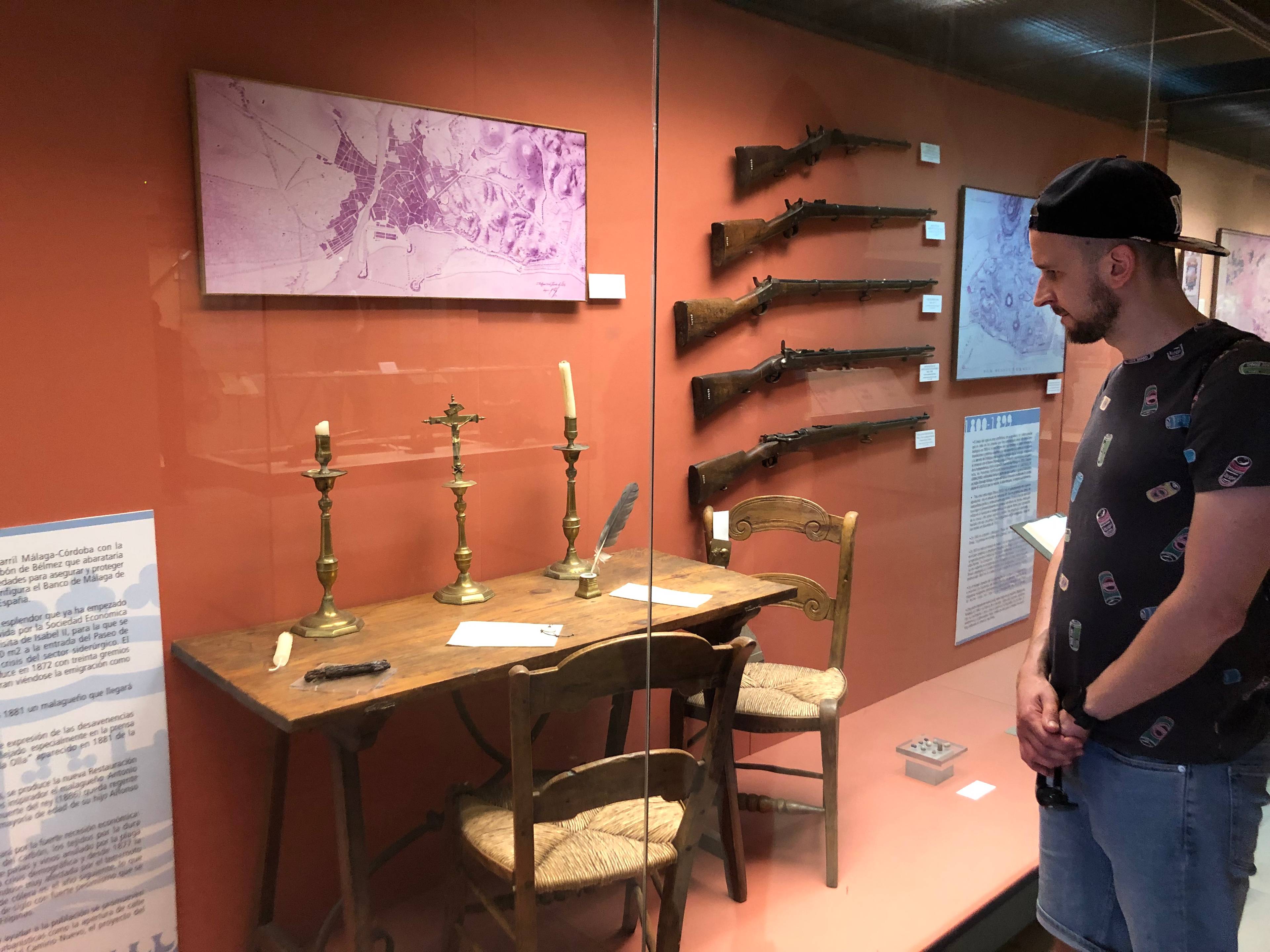 Meble i strzelby w muzeum