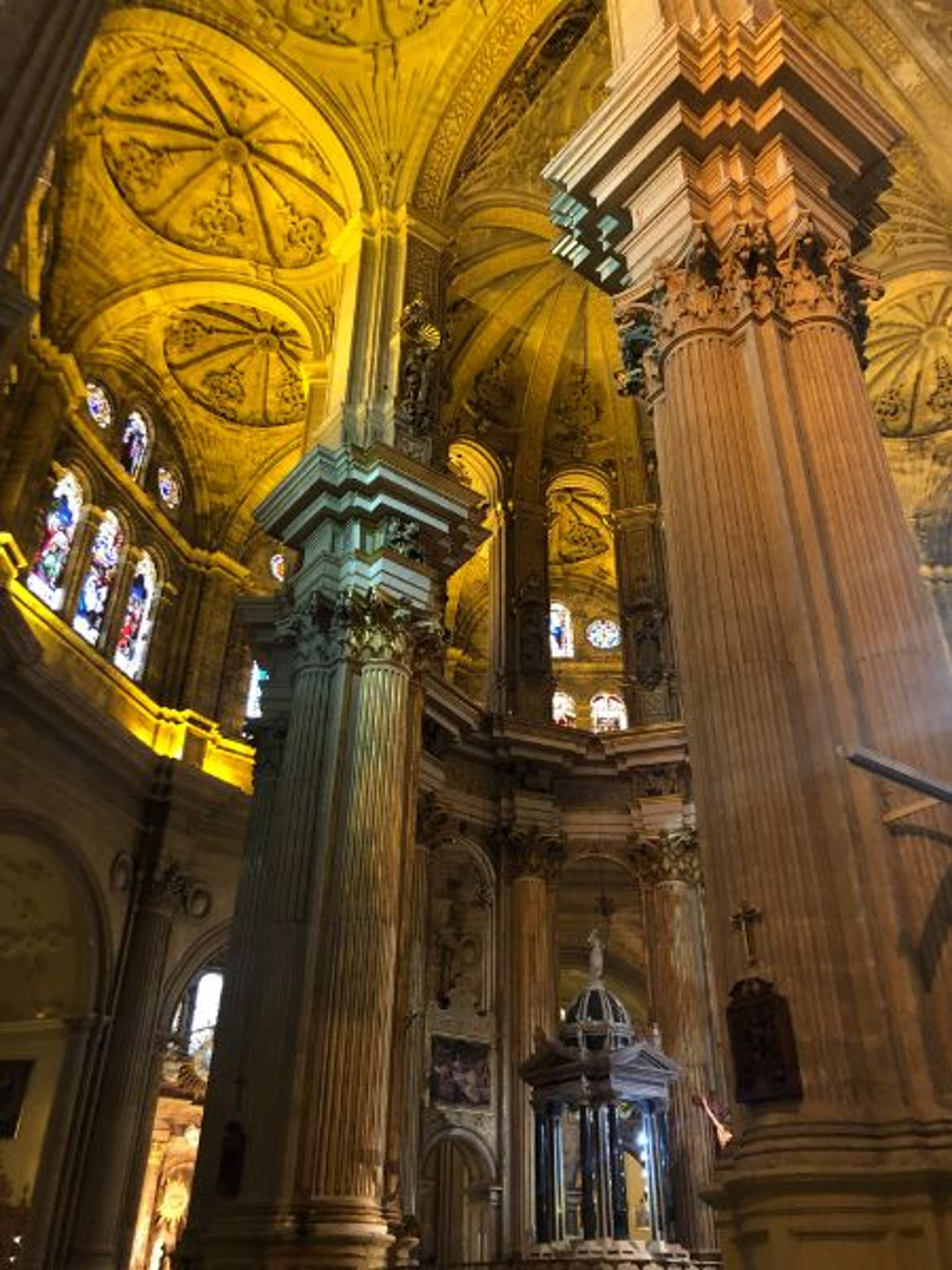 Wysokie kolumny i witraże wewnątrz kościoła