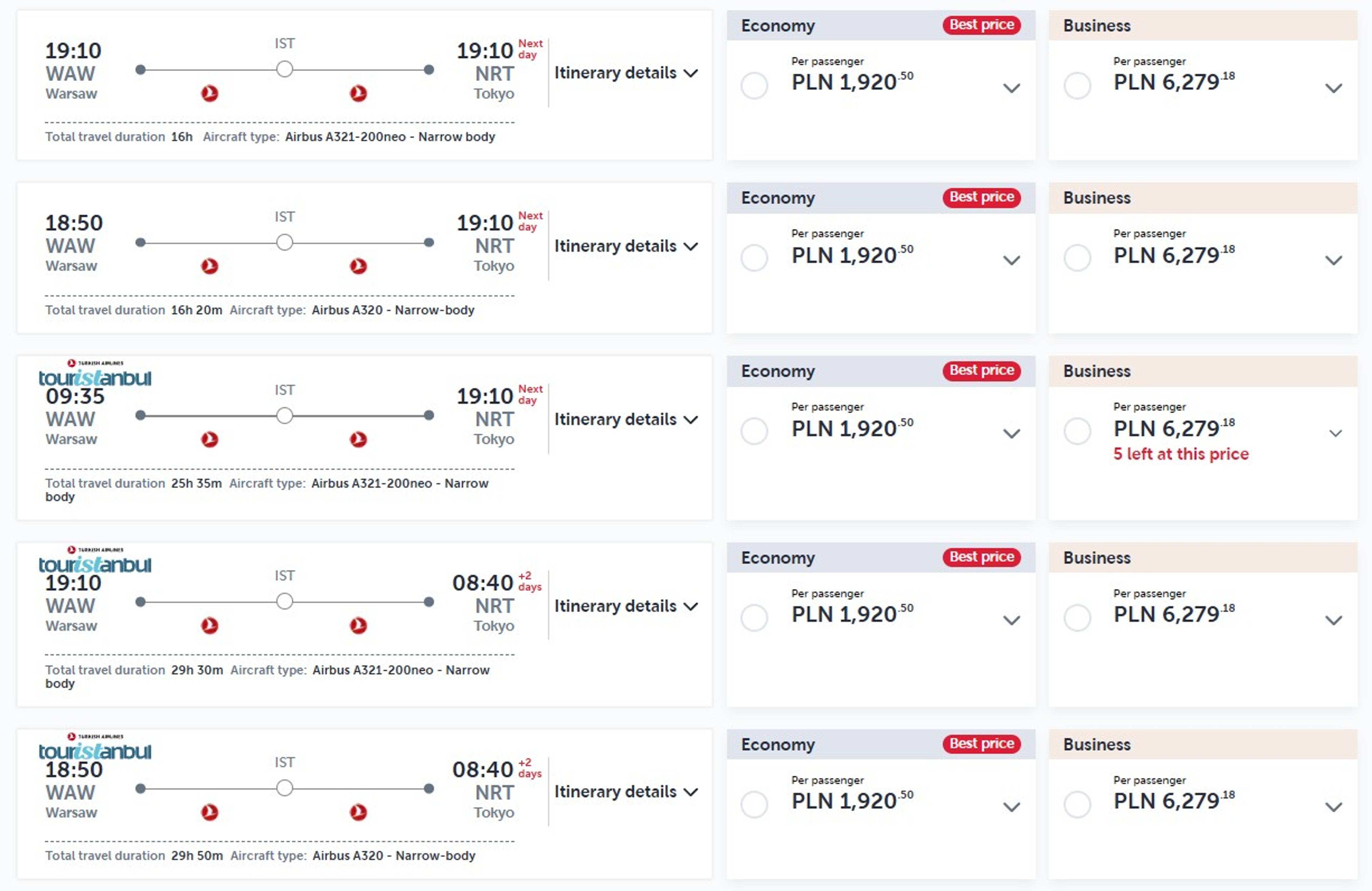 Zrzut ekranu z ofertami lotów Turkish Airlines z Warszawy do Tokio przez Stambuł, prezentujący różne godziny podróży oraz ceny biletów w klasie ekonomicznej i biznesowej.
