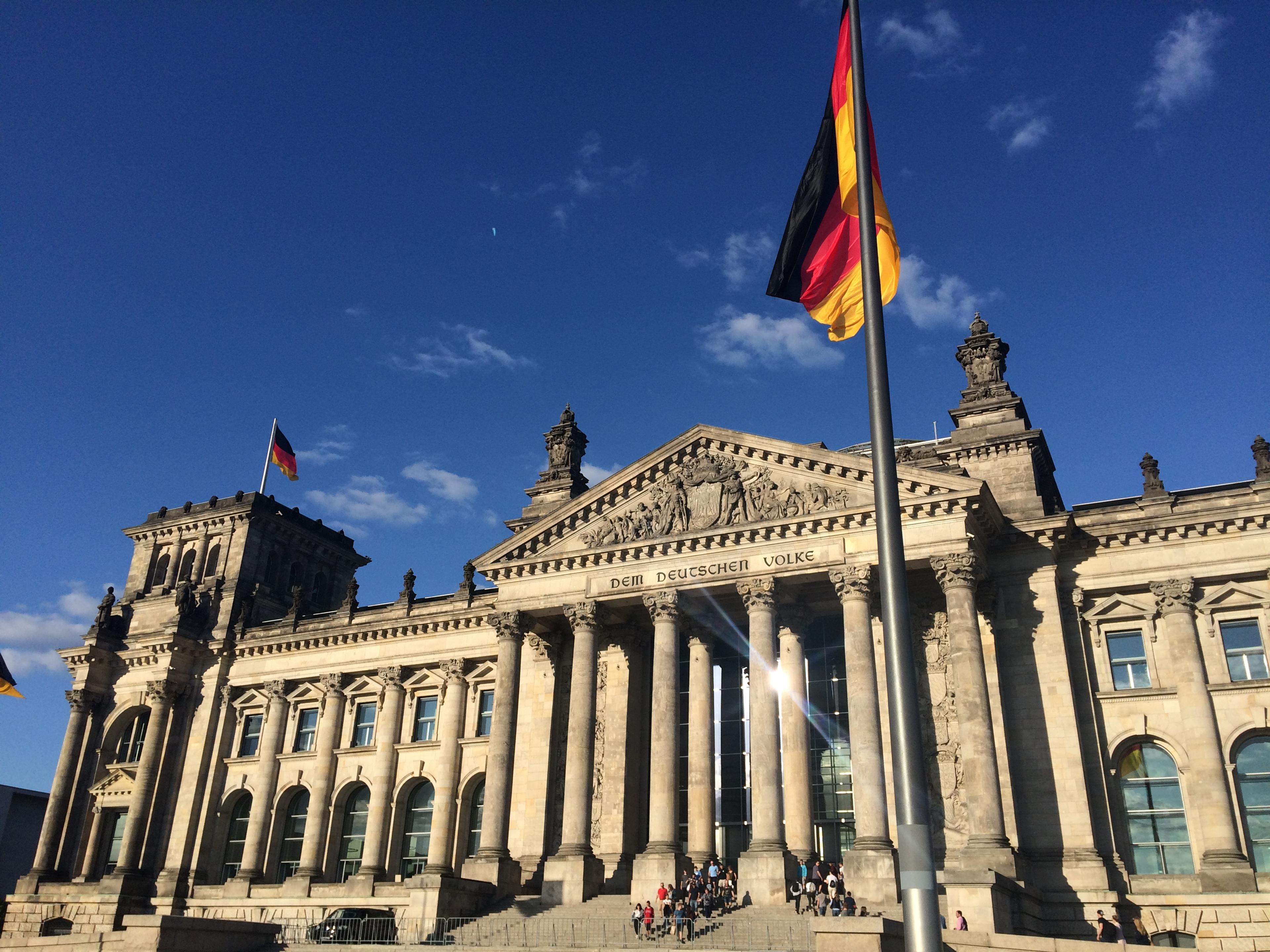 Budynek parlamentu w Berlinie, flaga Niemiec