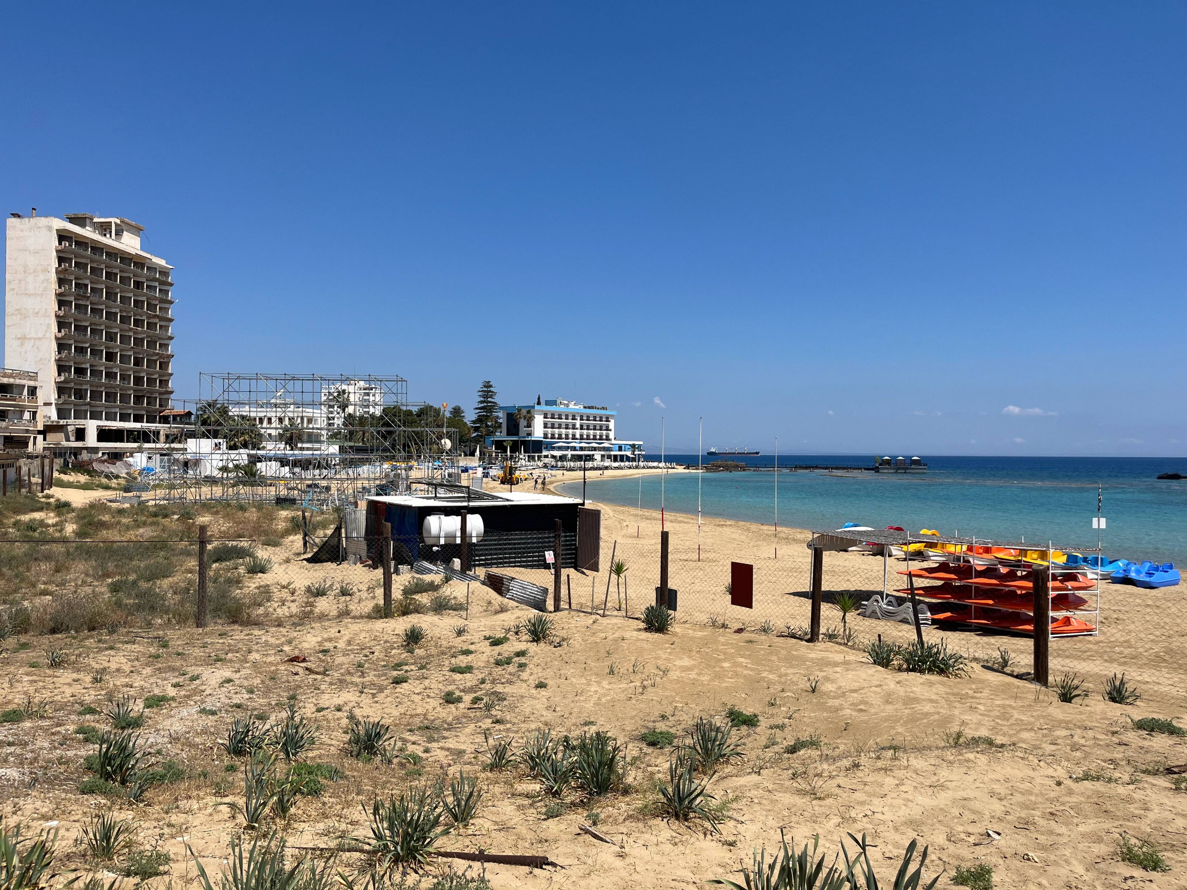 Plaża z hotelem i kolorowymi kajakami nad morzem