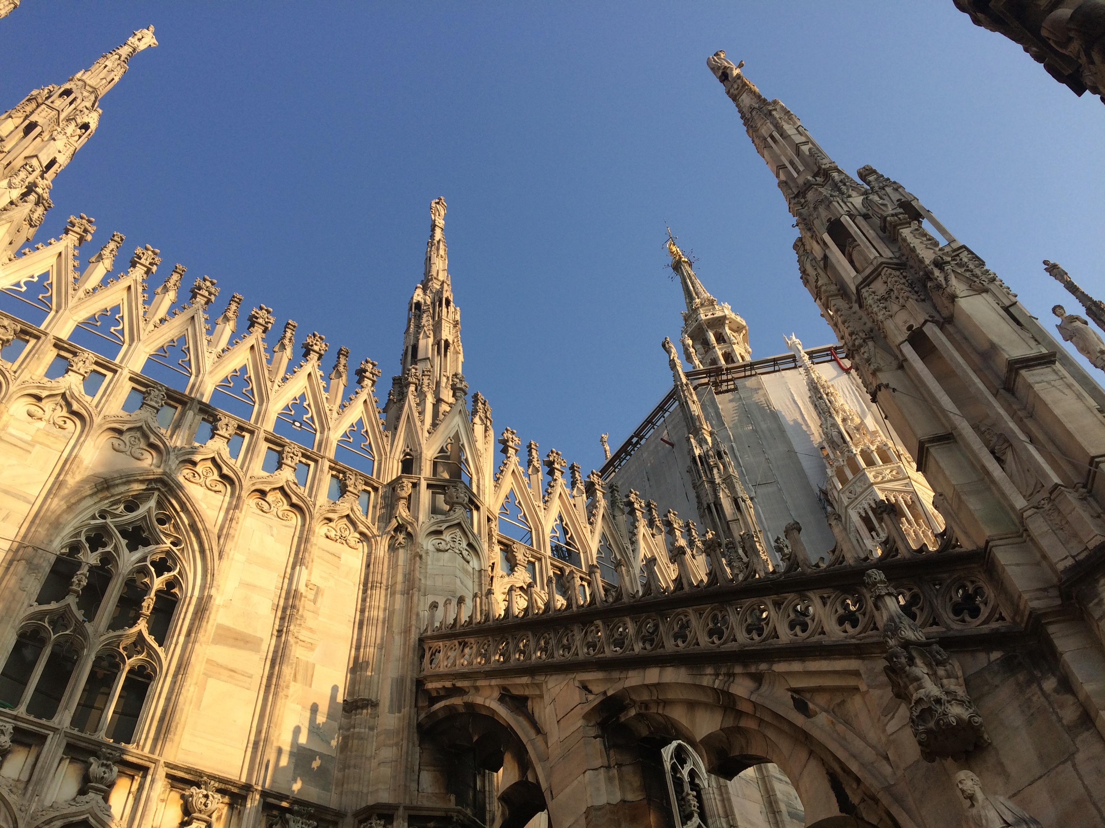 Katedra w Mediolanie, jej ściany oraz wieżyczki z bliska