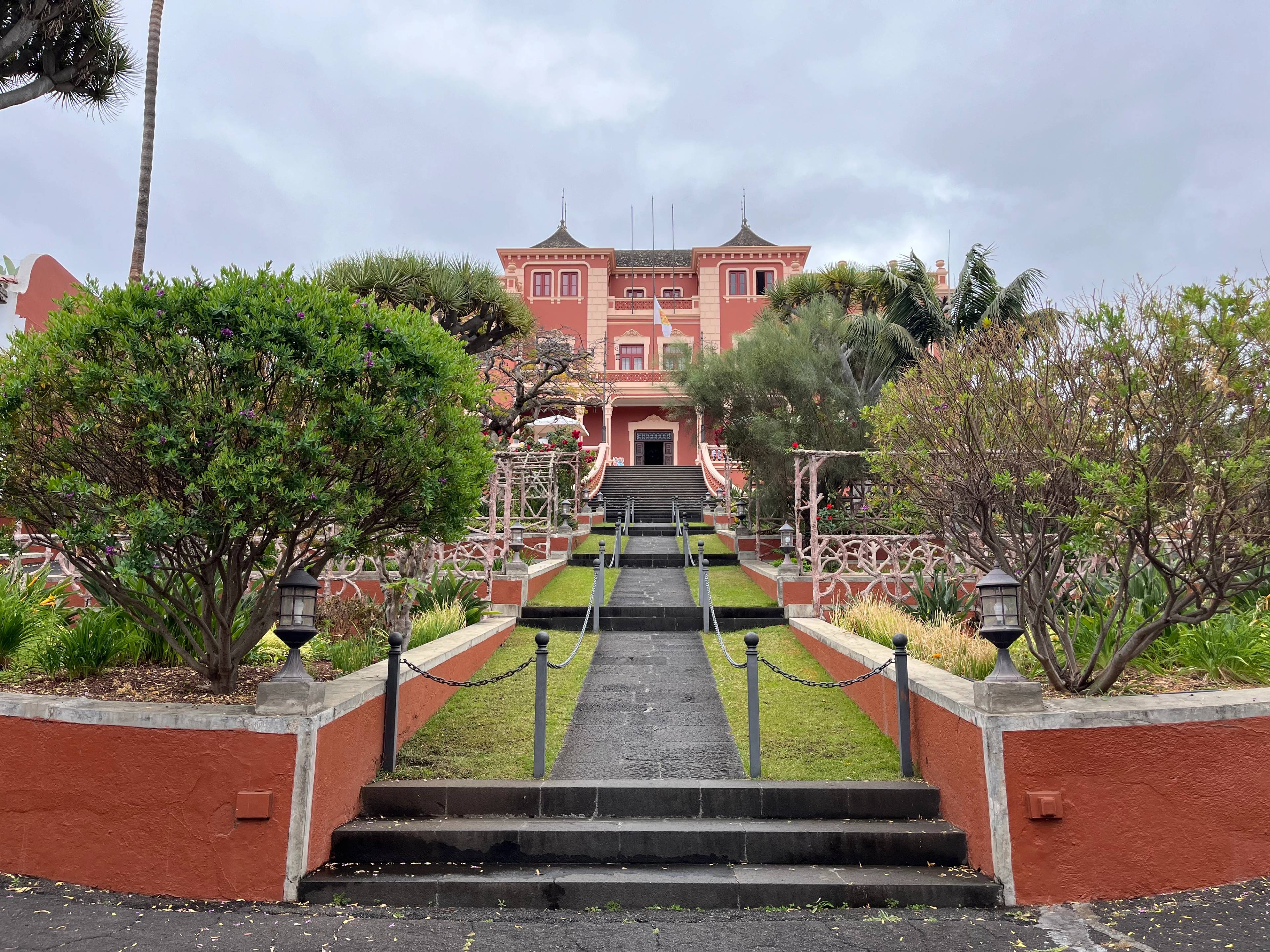 Reprezentacyjny pałac Liceo de Taoro w La Orotava otoczony symetrycznymi ogrodami i majestatycznymi schodami prowadzącymi do wejścia.