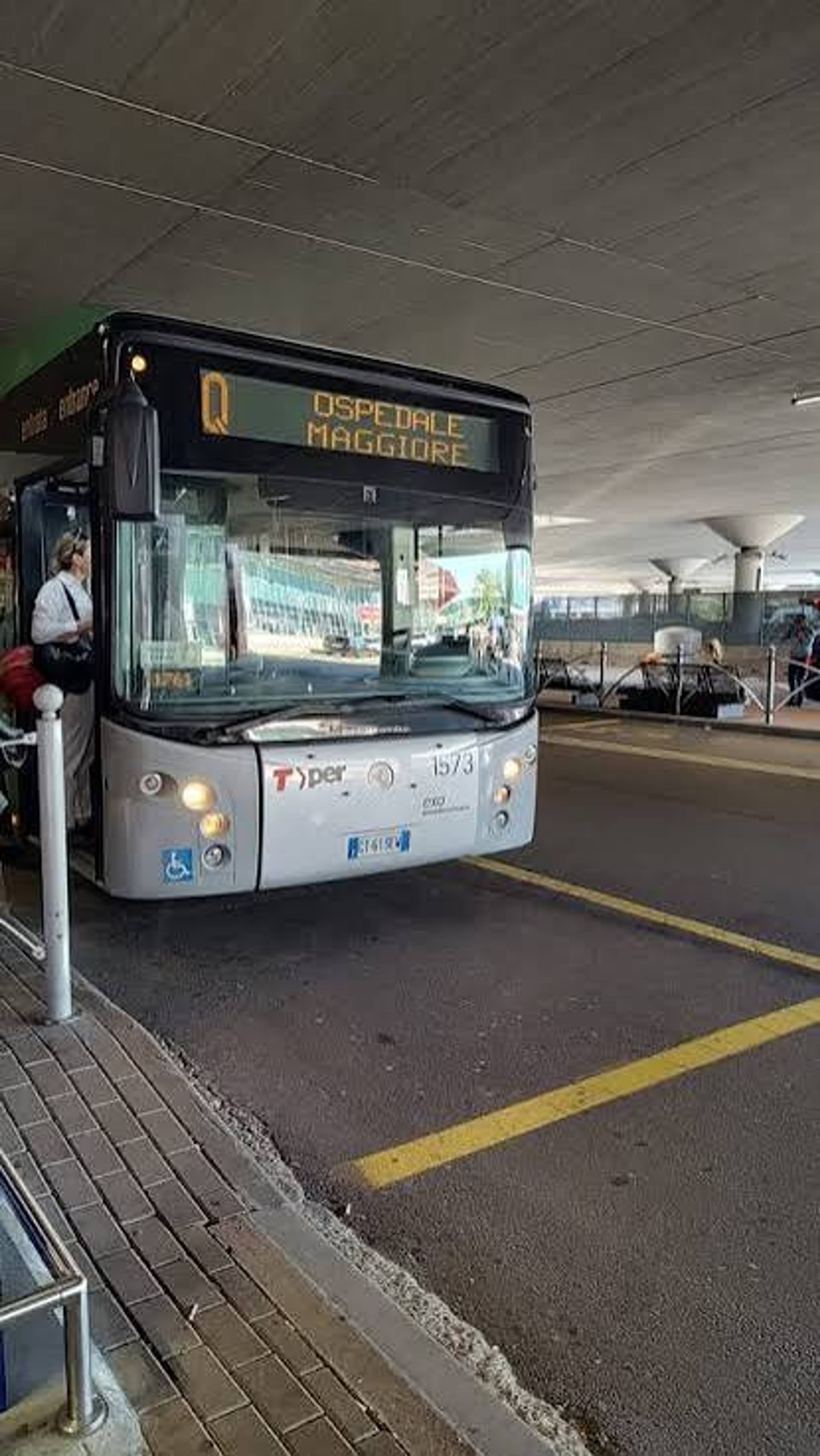 Autobus linii Q stojący na przystanku autobusowym na lotnisku.