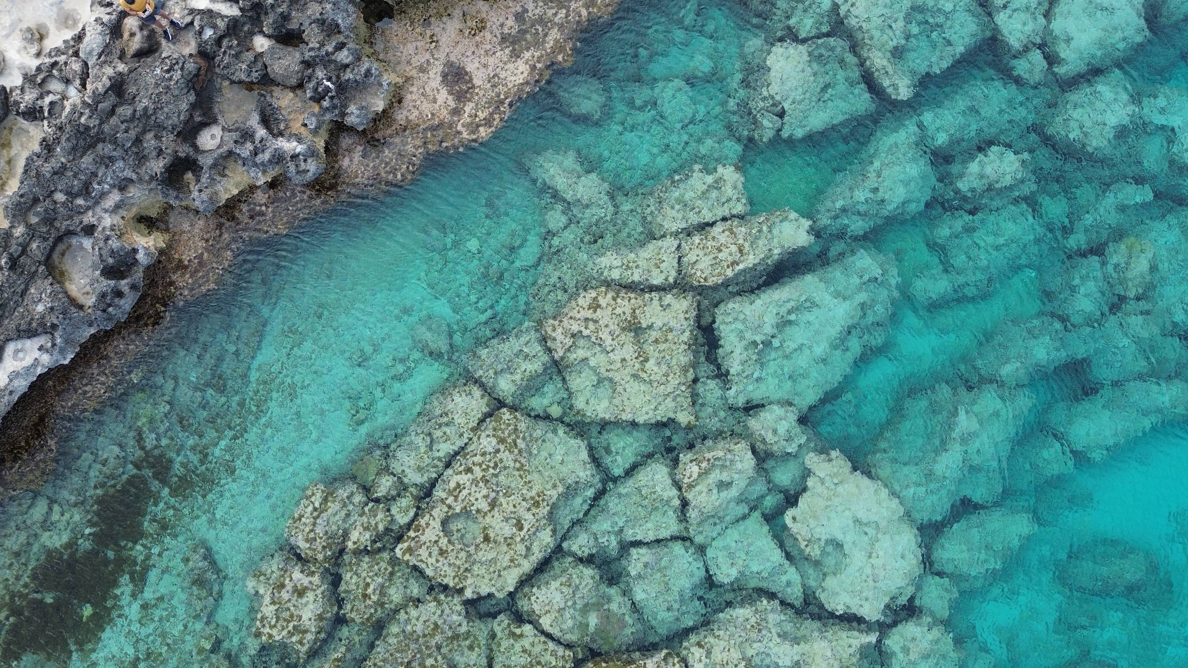 Podwodny widok na skaliste formacje w turkusowej wodzie przy wybrzeżu Ayia Napa na Cyprze.