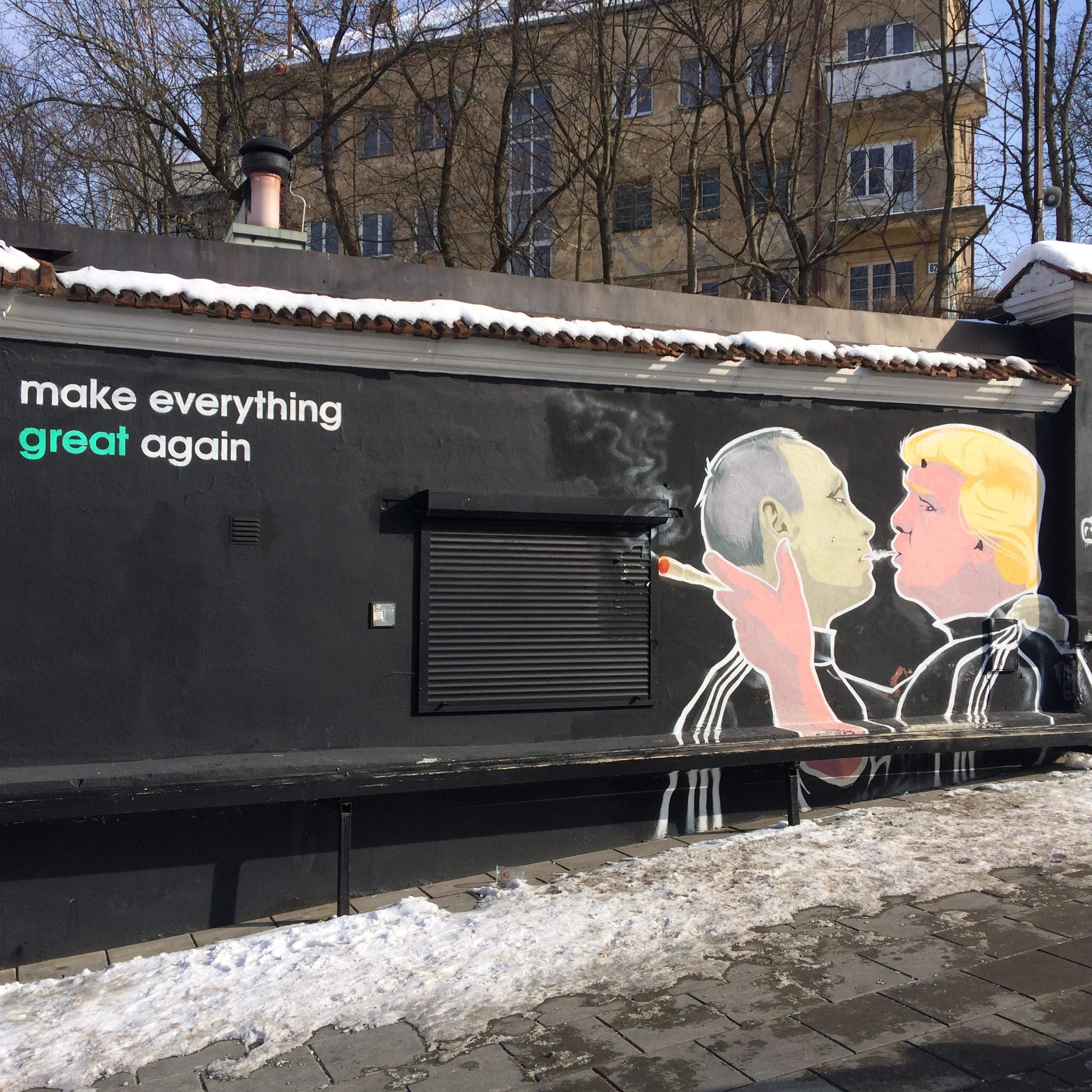Mural z politykami, który palą razem z napisem "make everything great again"