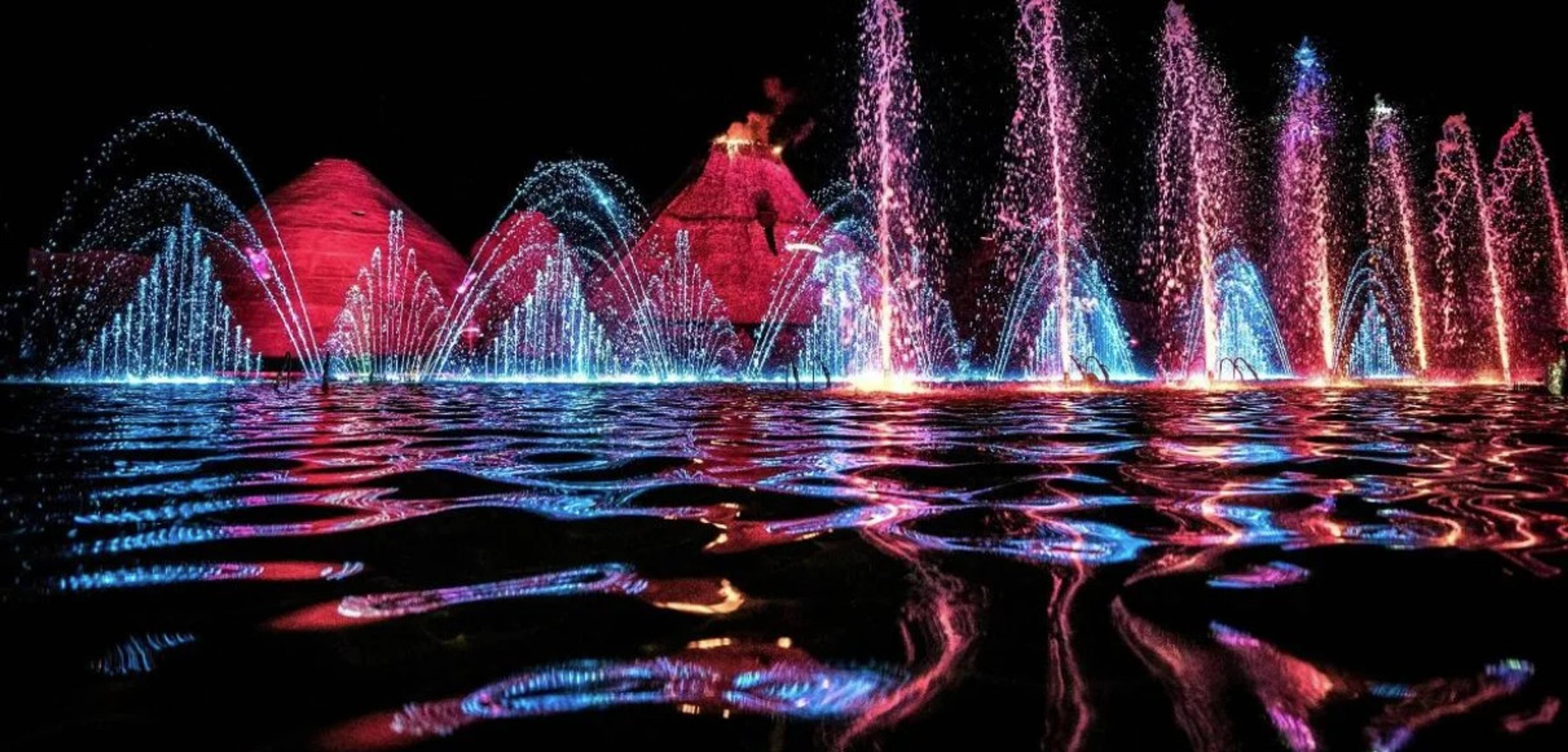 Pokaz kolorowych fontann w Protaras i światła odbijające się w wodzie