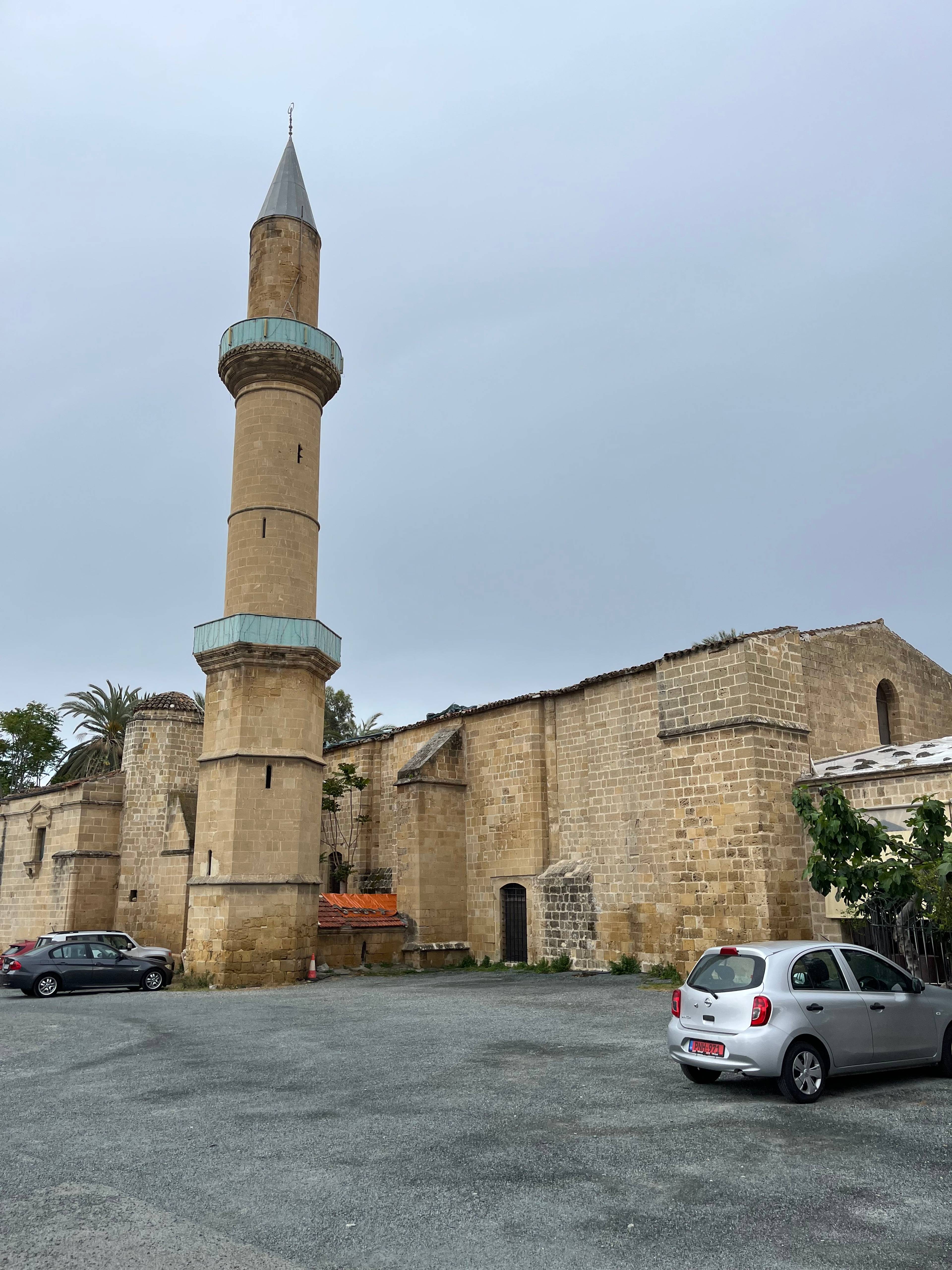 Meczet z wieżą minaretową 