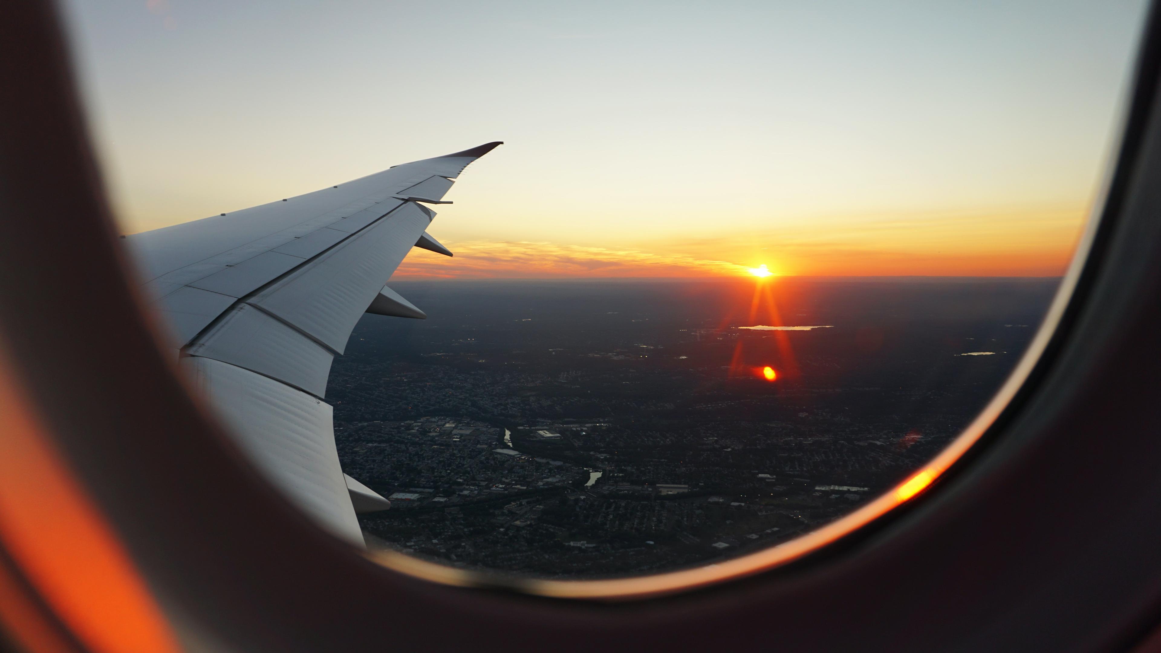 Zdjęcie zachodu słońca z okna samolotu, skrzydło samolotu 