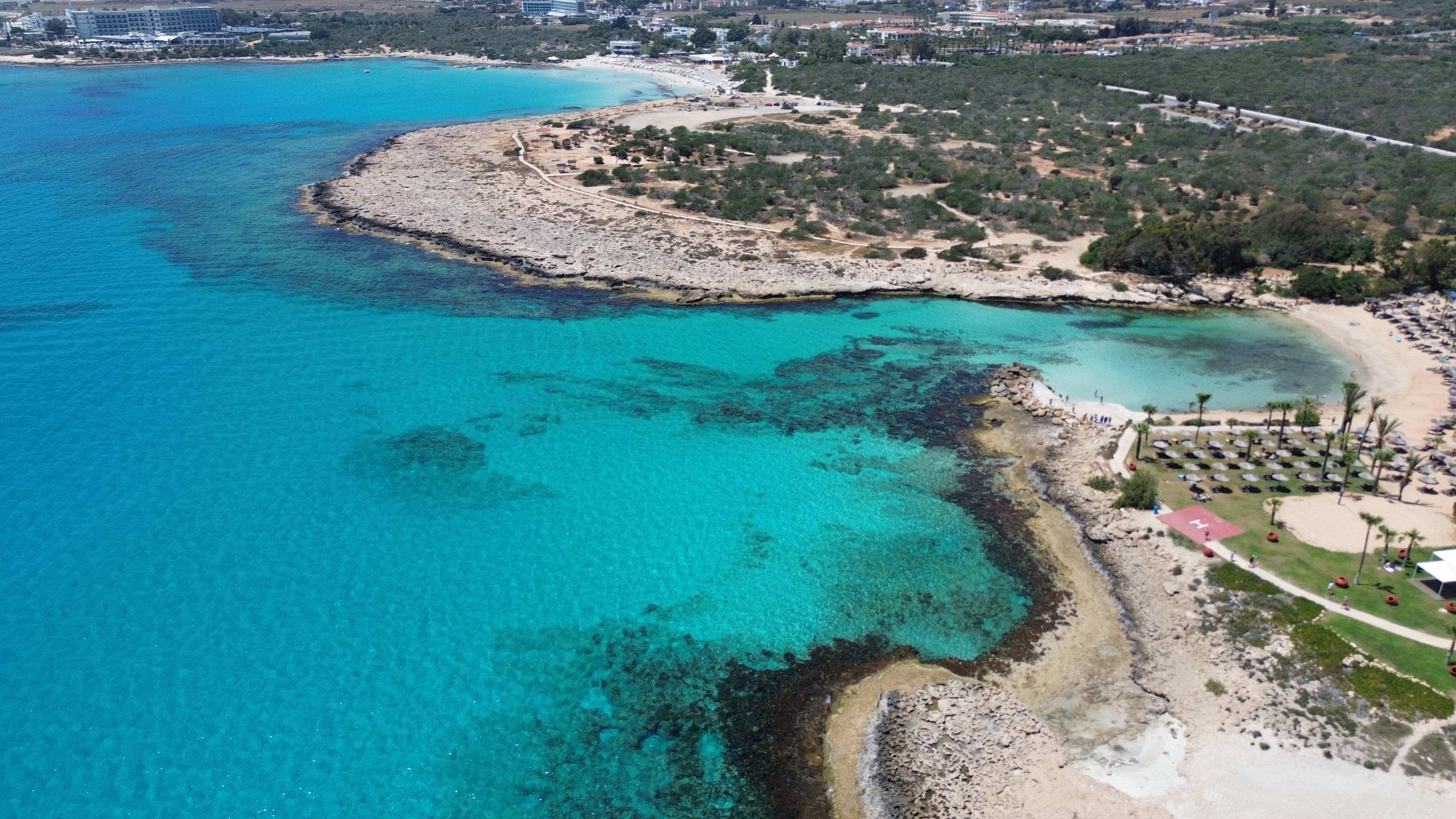 Malownicza zatoka w Ayia Napa na Cyprze z turkusową wodą i skalistym wybrzeżem.