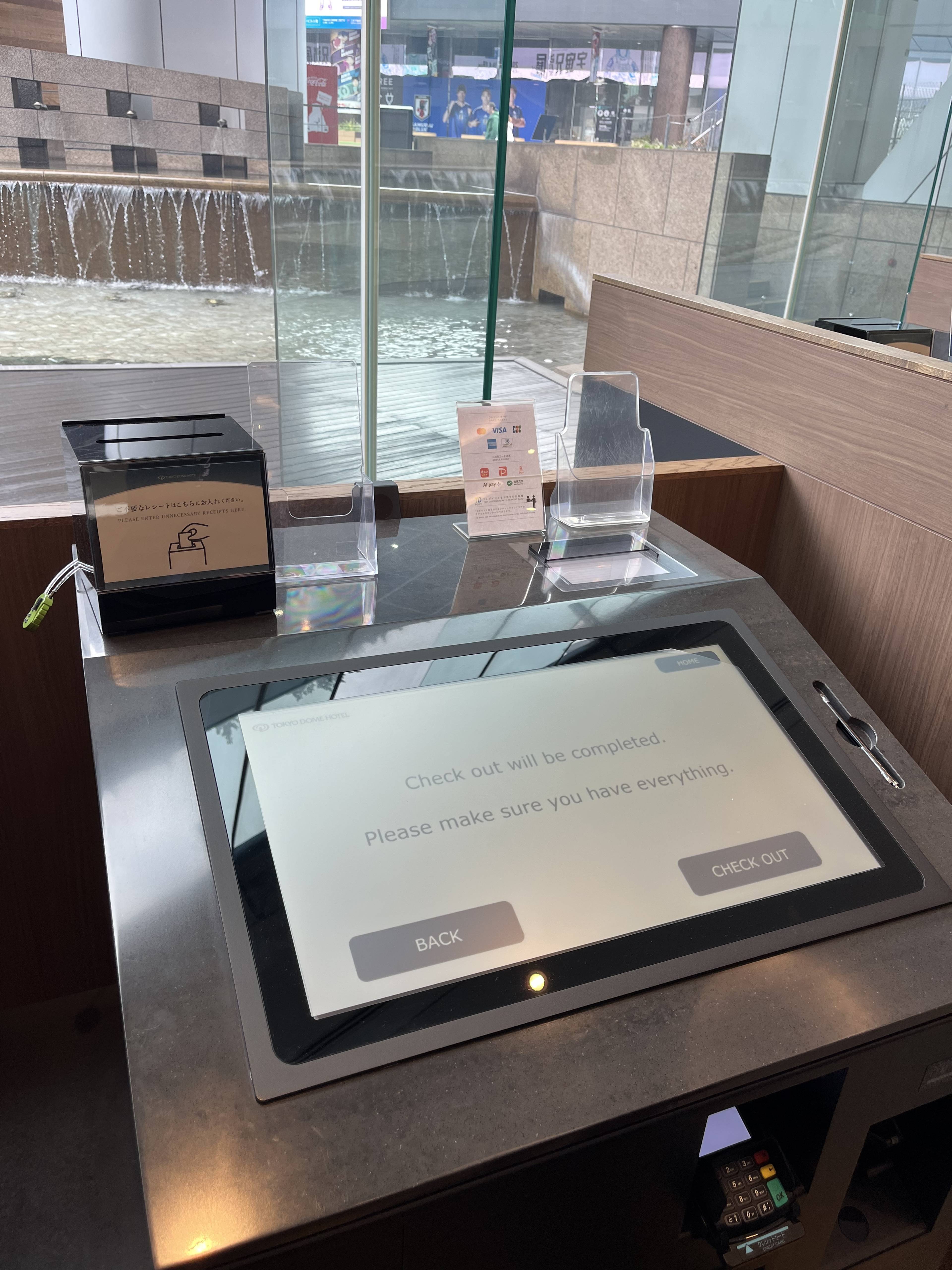 Samoobsługowy kiosk hotelowy w Japonii umożliwiający szybkie i wygodne wymeldowanie bez udziału recepcjonisty.