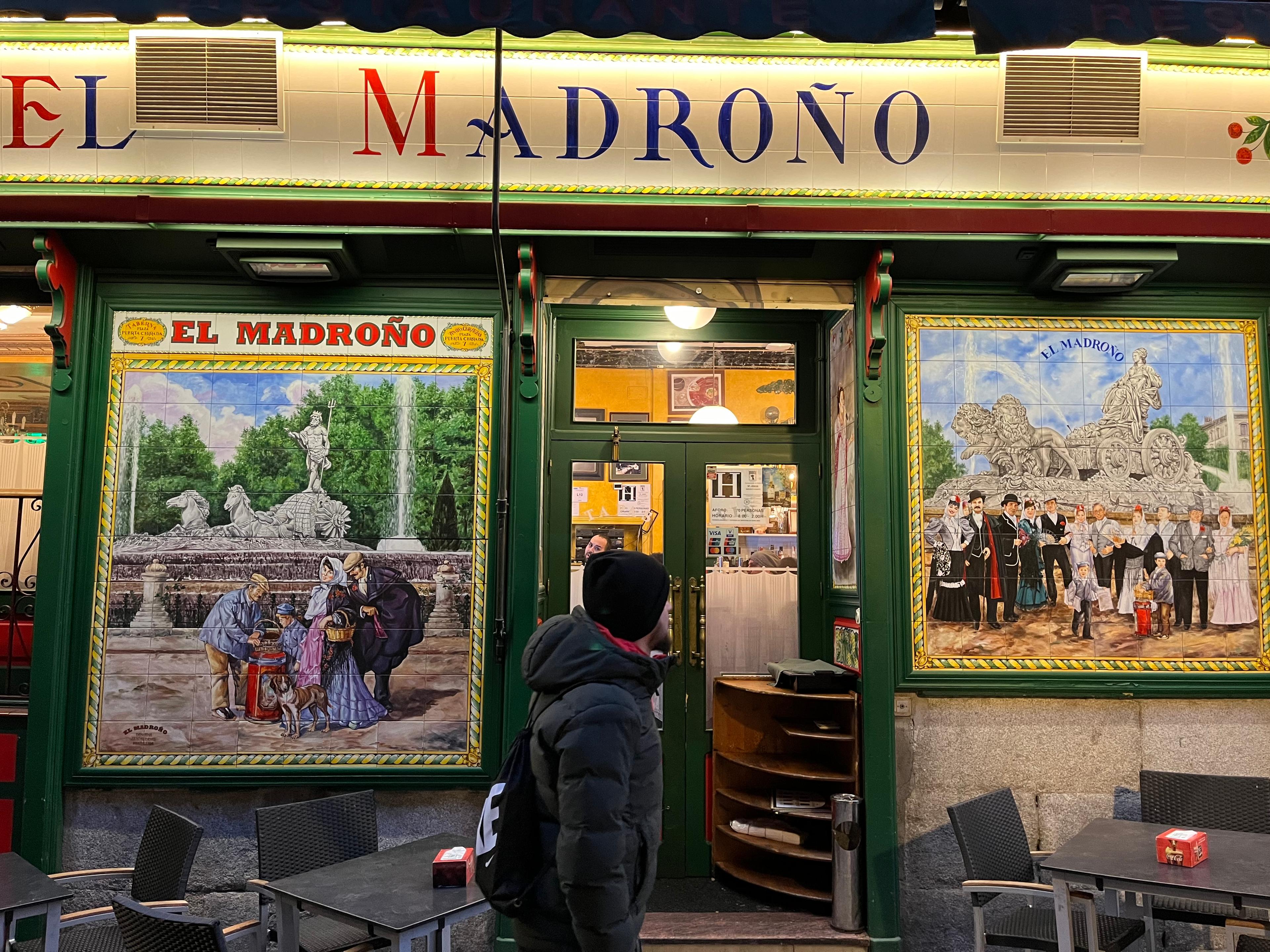 Wejście do tapas baru w Madrycie, zielone drzwi wejściowe z szydlem "El Madrono"