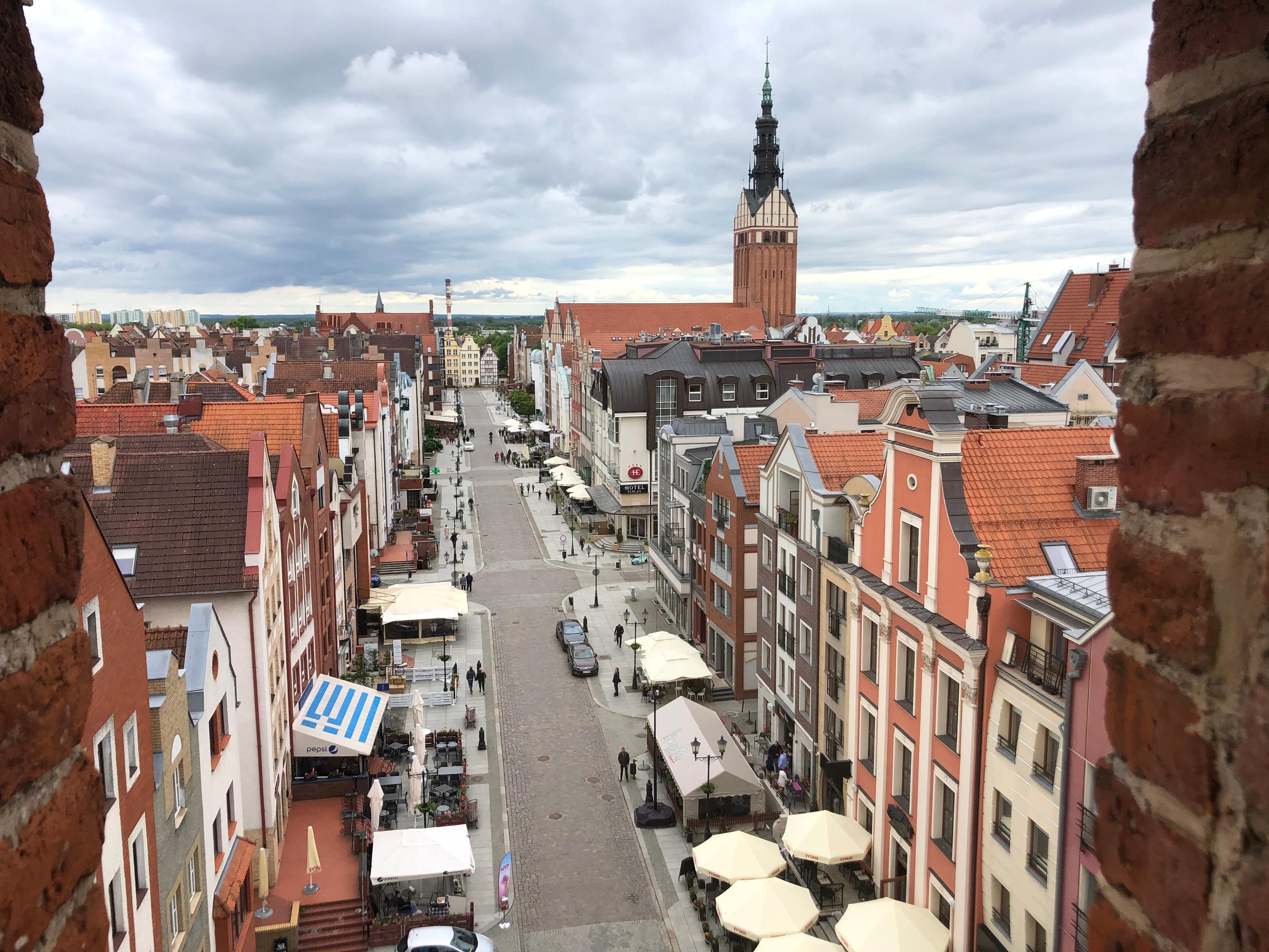 Stare Miasto w Elblągu, kamienice, ulica, restauracyjne parasole