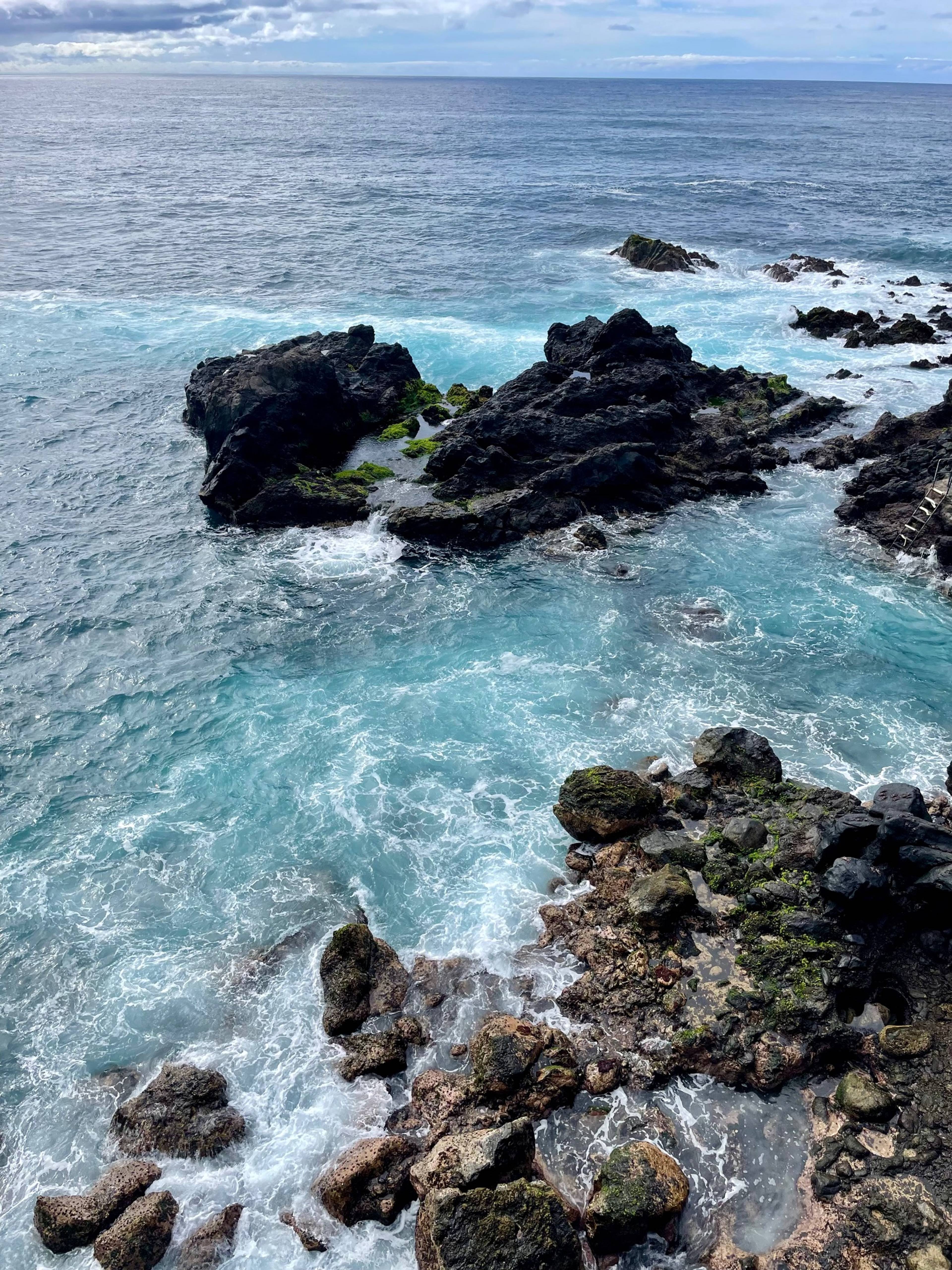 Skały w oceanie z falami rozbijającymi się o brzeg.
