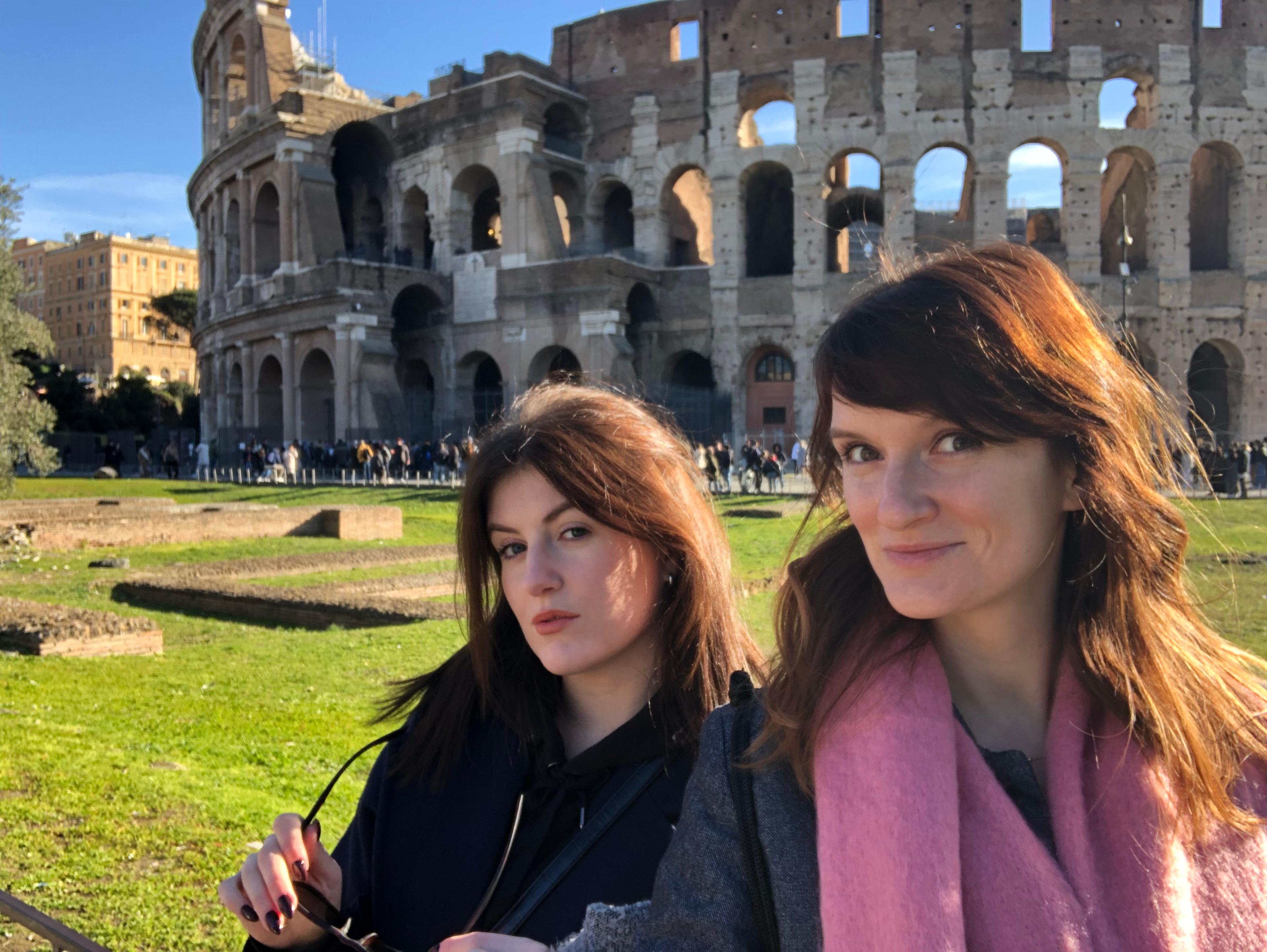 Dwie dziewczyny na tle Koloseum