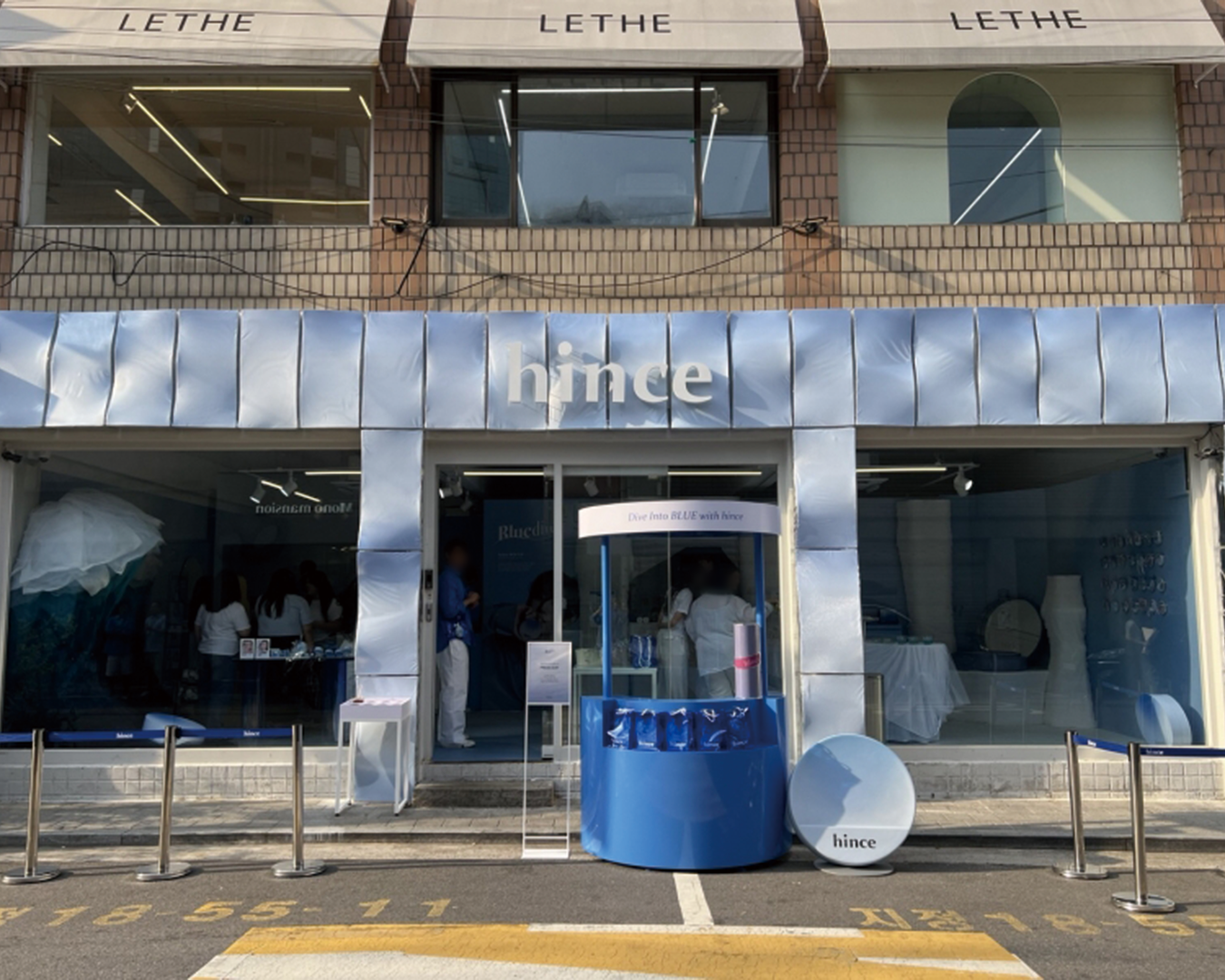 성수 힌스(hince) 블루 다이브 팝업스토어 운영 현장 사진 1