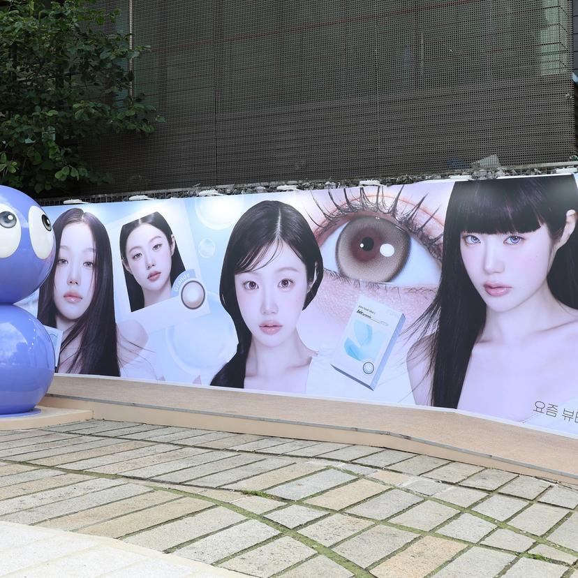 마이피픈 페스타 홍대 팝업 외부 — 렌즈 캐릭터 조형물과 캠페인 키비주얼 월