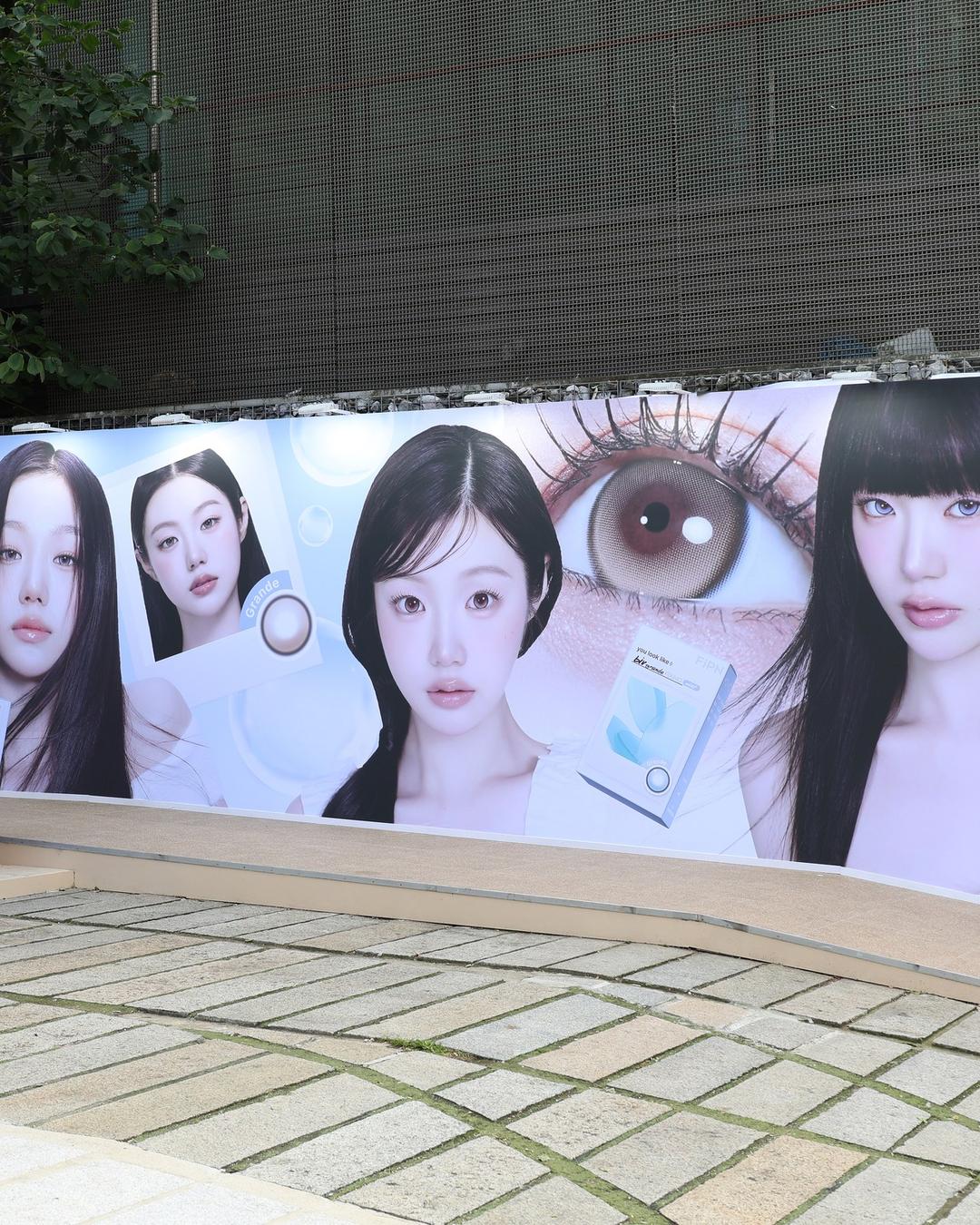 마이피픈 페스타 홍대 팝업 외부 — 렌즈 캐릭터 조형물과 캠페인 키비주얼 월