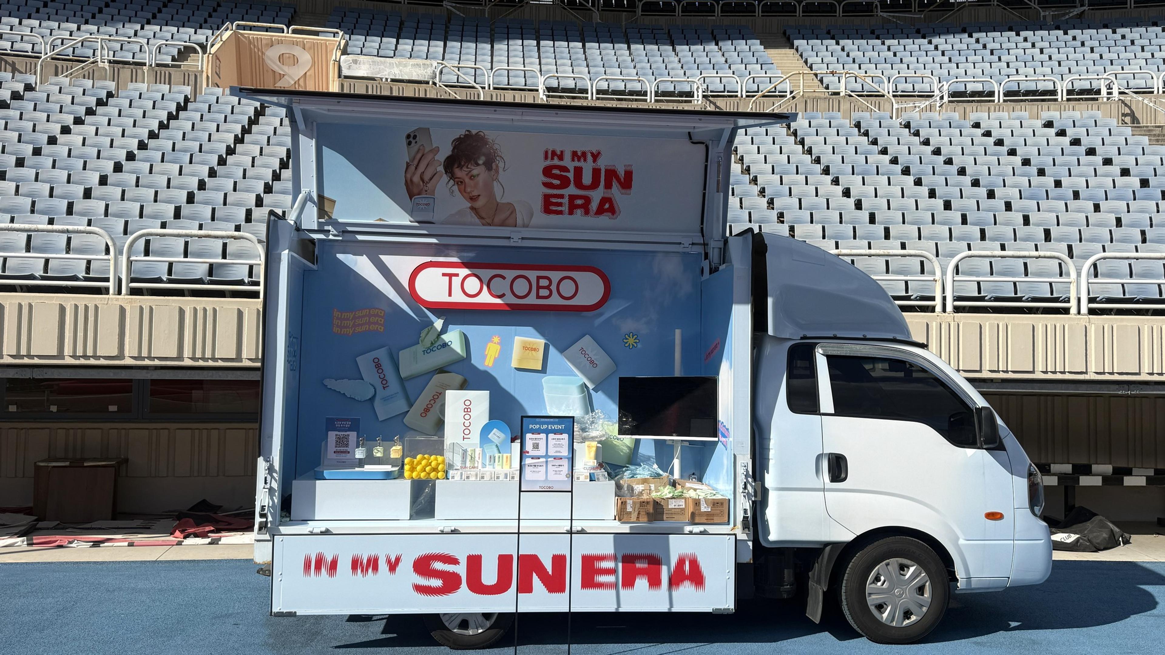 경기장 관중석 앞에 선 토코보 IN MY SUN ERA 팝업 트럭