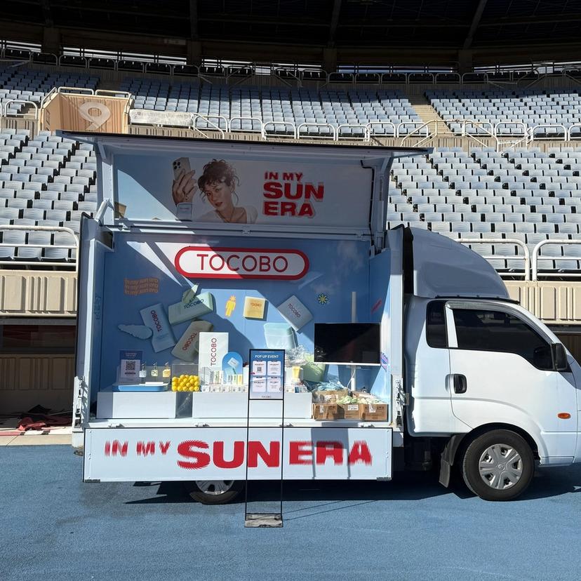 경기장 관중석 앞에 선 토코보 IN MY SUN ERA 팝업 트럭