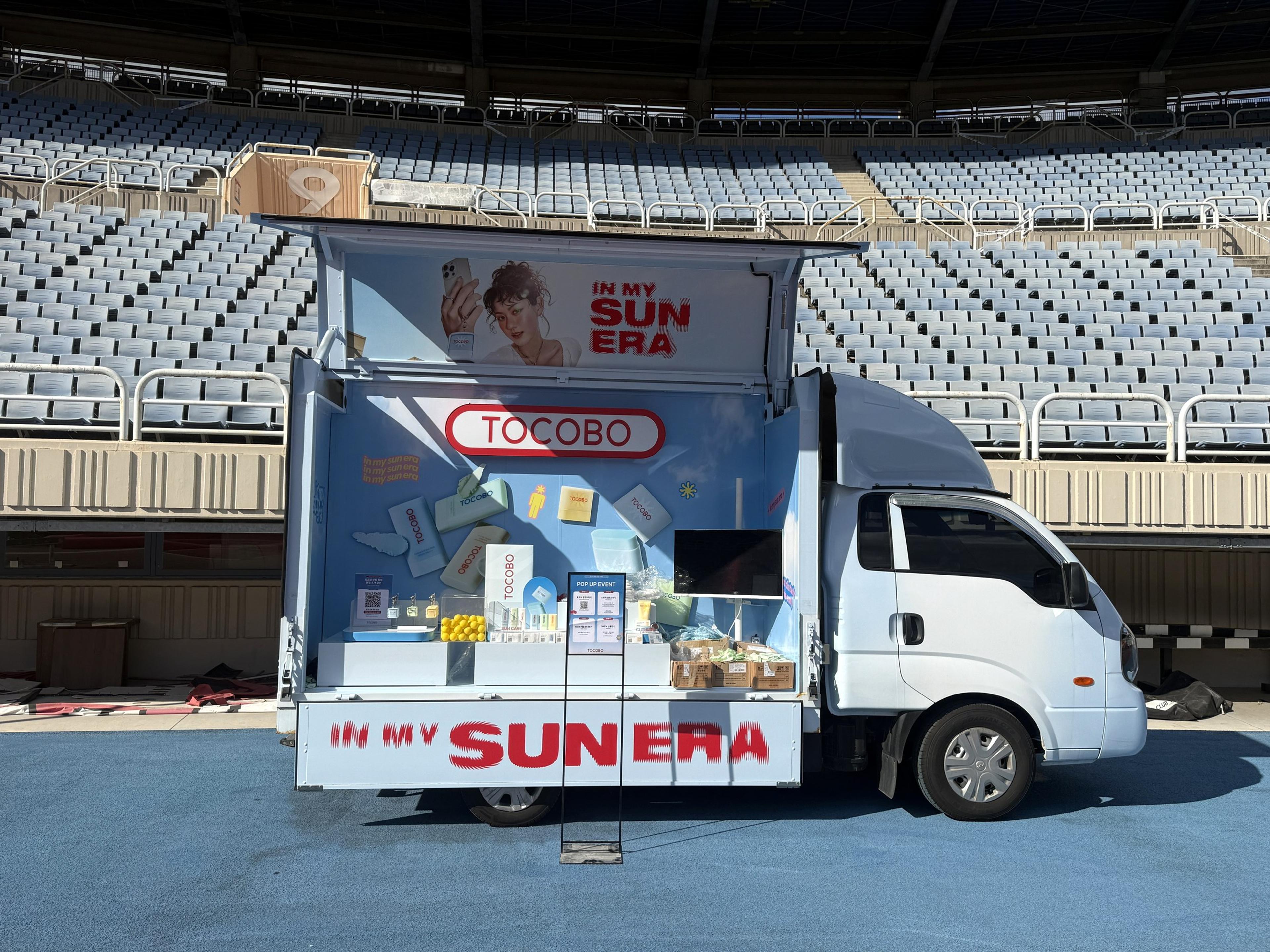 경기장 관중석 앞에 선 토코보 IN MY SUN ERA 팝업 트럭