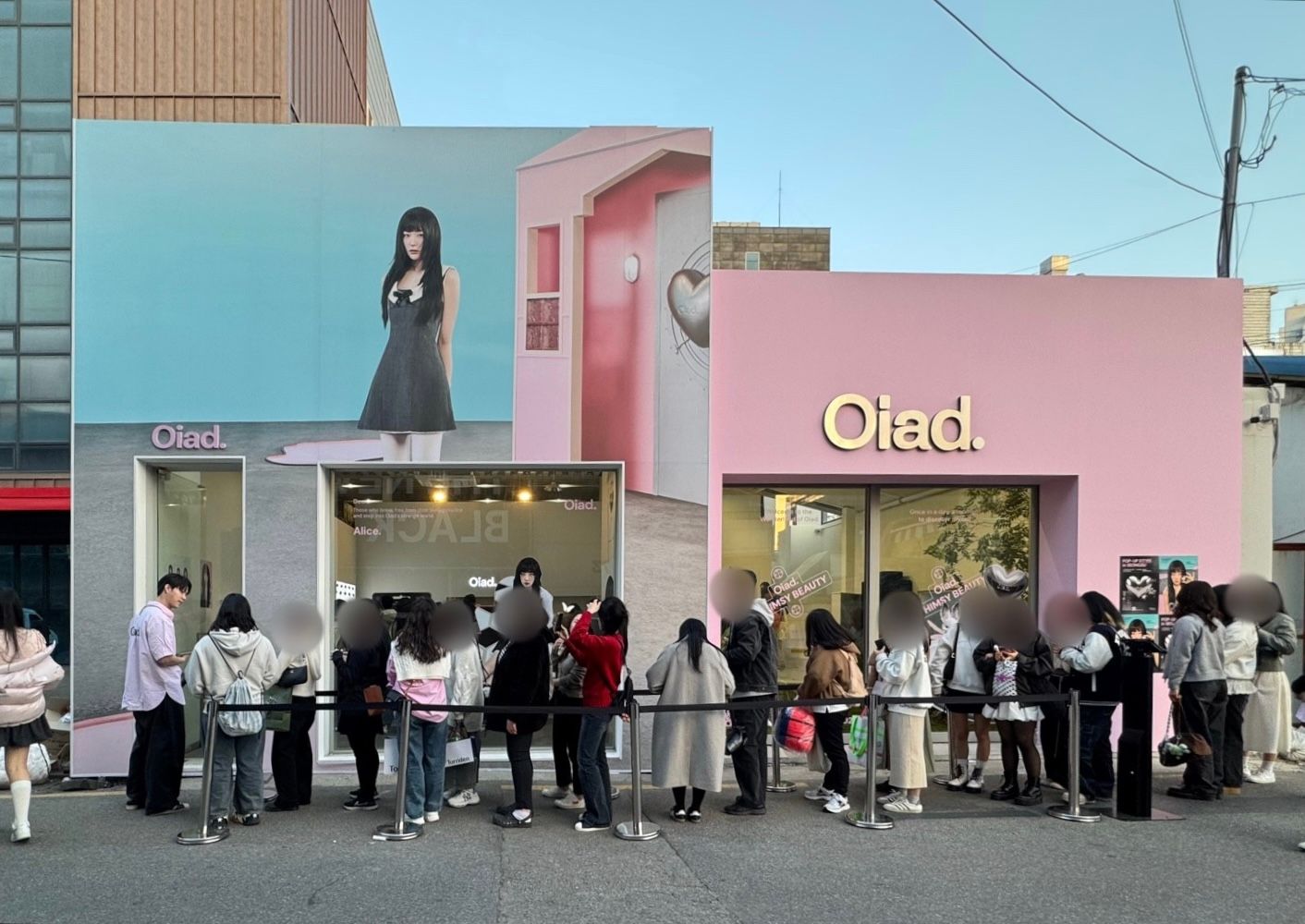 성수 오아드(Oiad) 'FOLLOW THE WHITE RABBIT' 팝업스토어 현장 사진 1