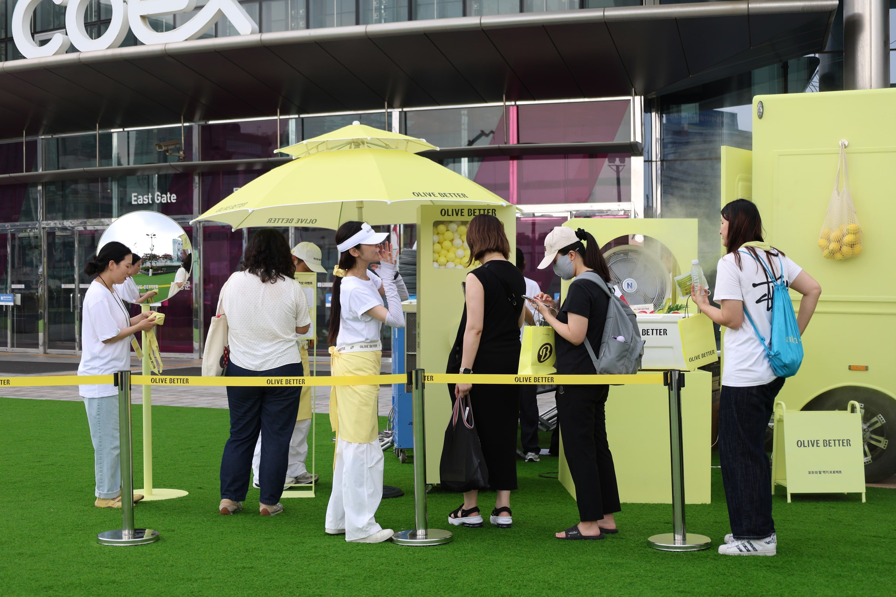 코엑스 앞에 줄을 선 방문객과 올리브 베러 파라솔 대기 라인