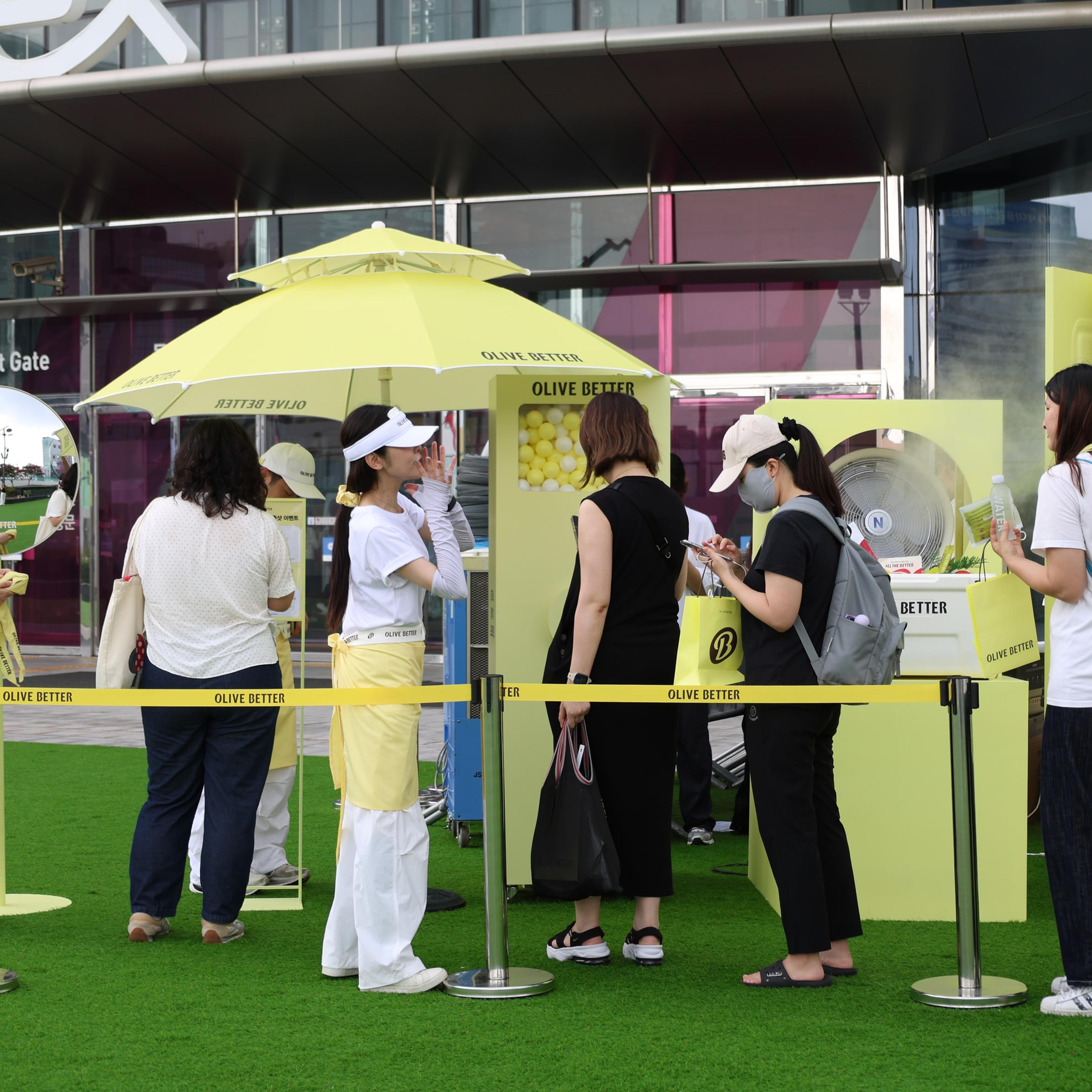 코엑스 앞에 줄을 선 방문객과 올리브 베러 파라솔 대기 라인