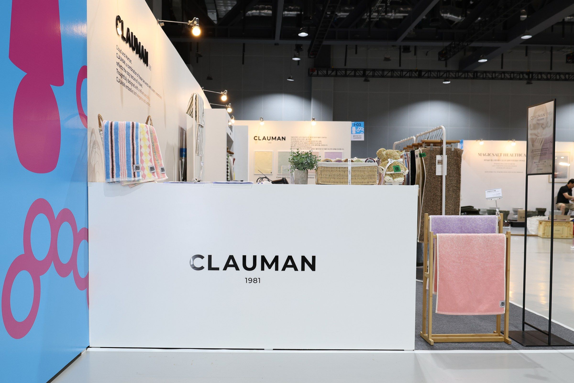 CLAUMAN 1981 로고가 들어간 부스 정면과 타월 진열