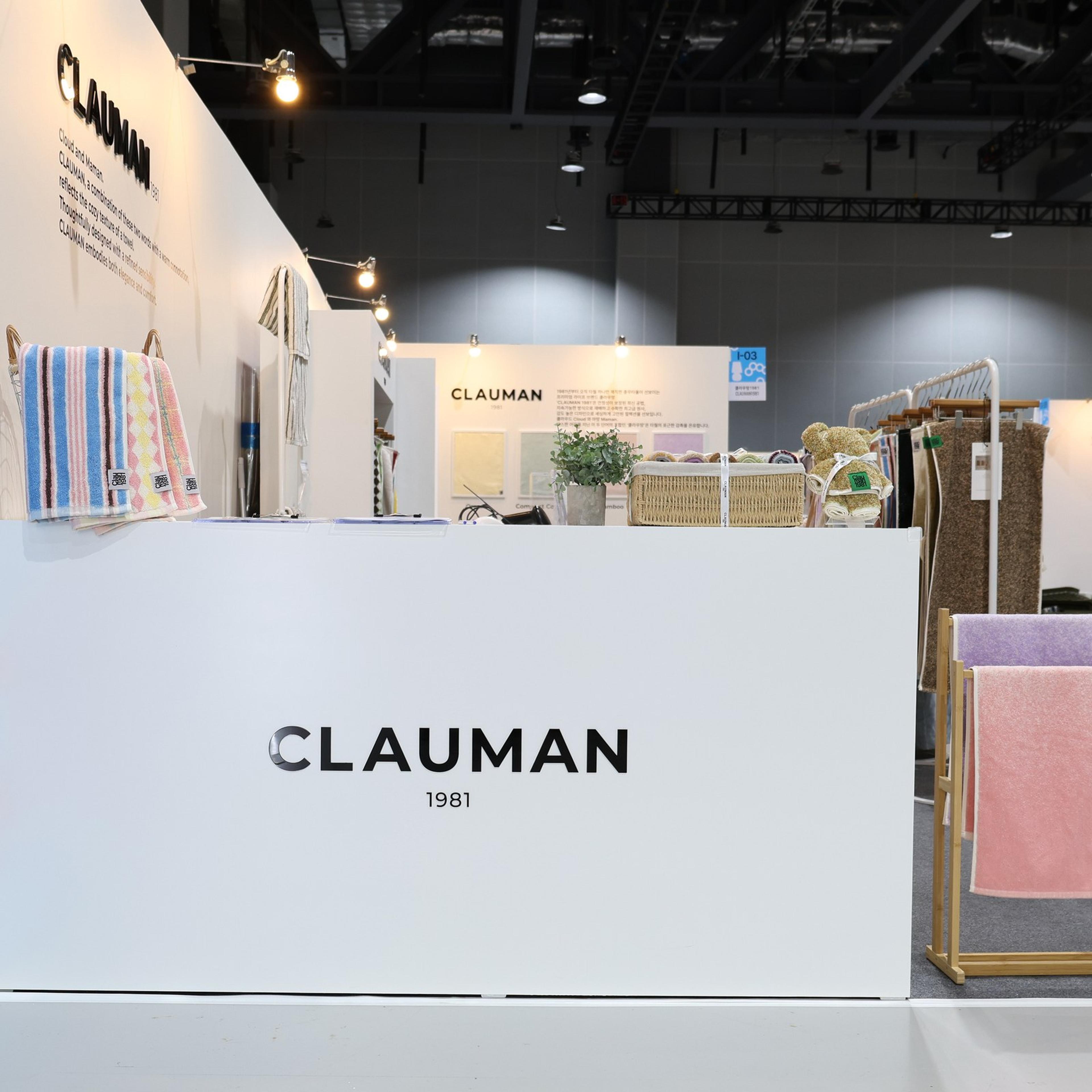 CLAUMAN 1981 로고가 들어간 부스 정면과 타월 진열