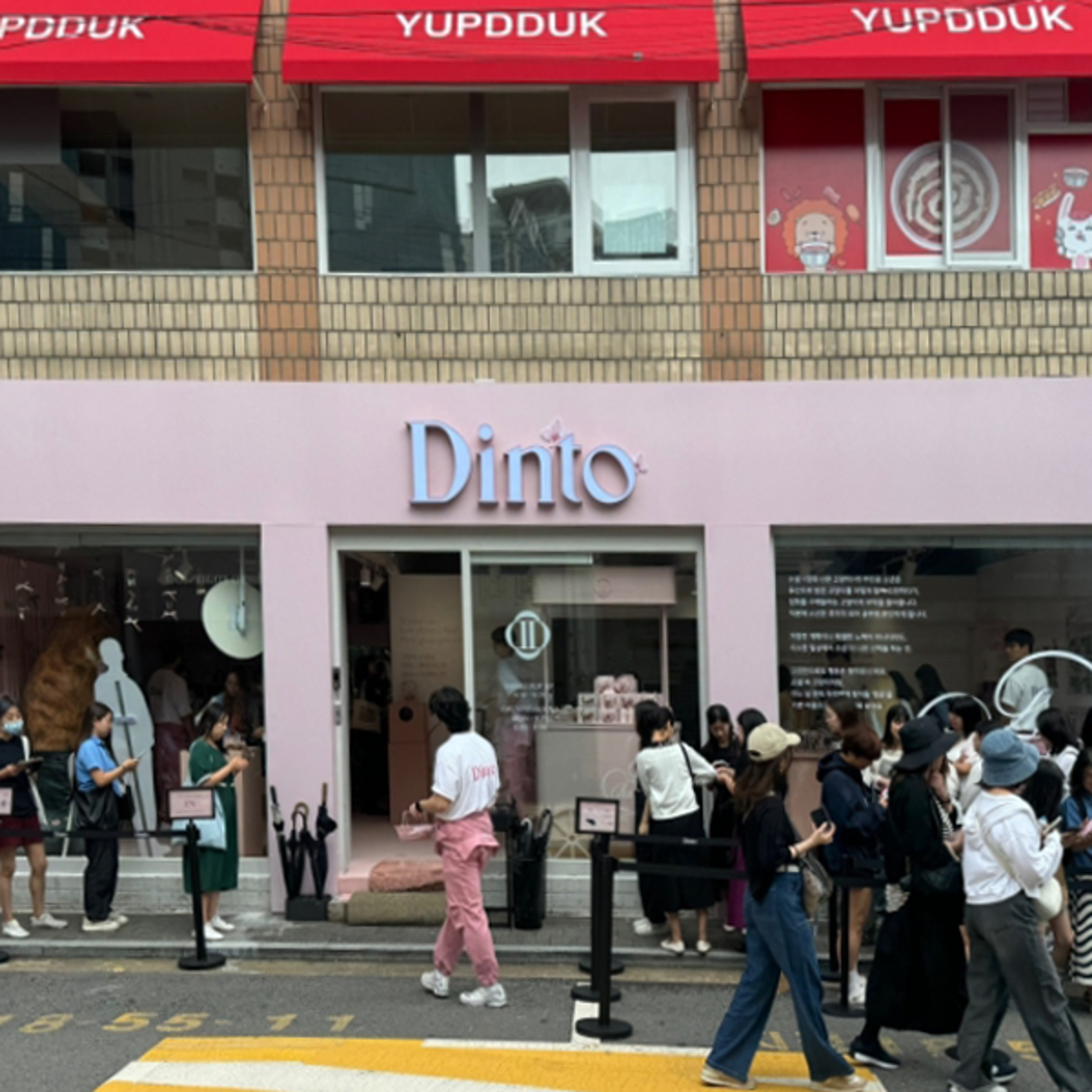 딘토(DINTO) 성수 팝업스토어 운영 현장 사진 1