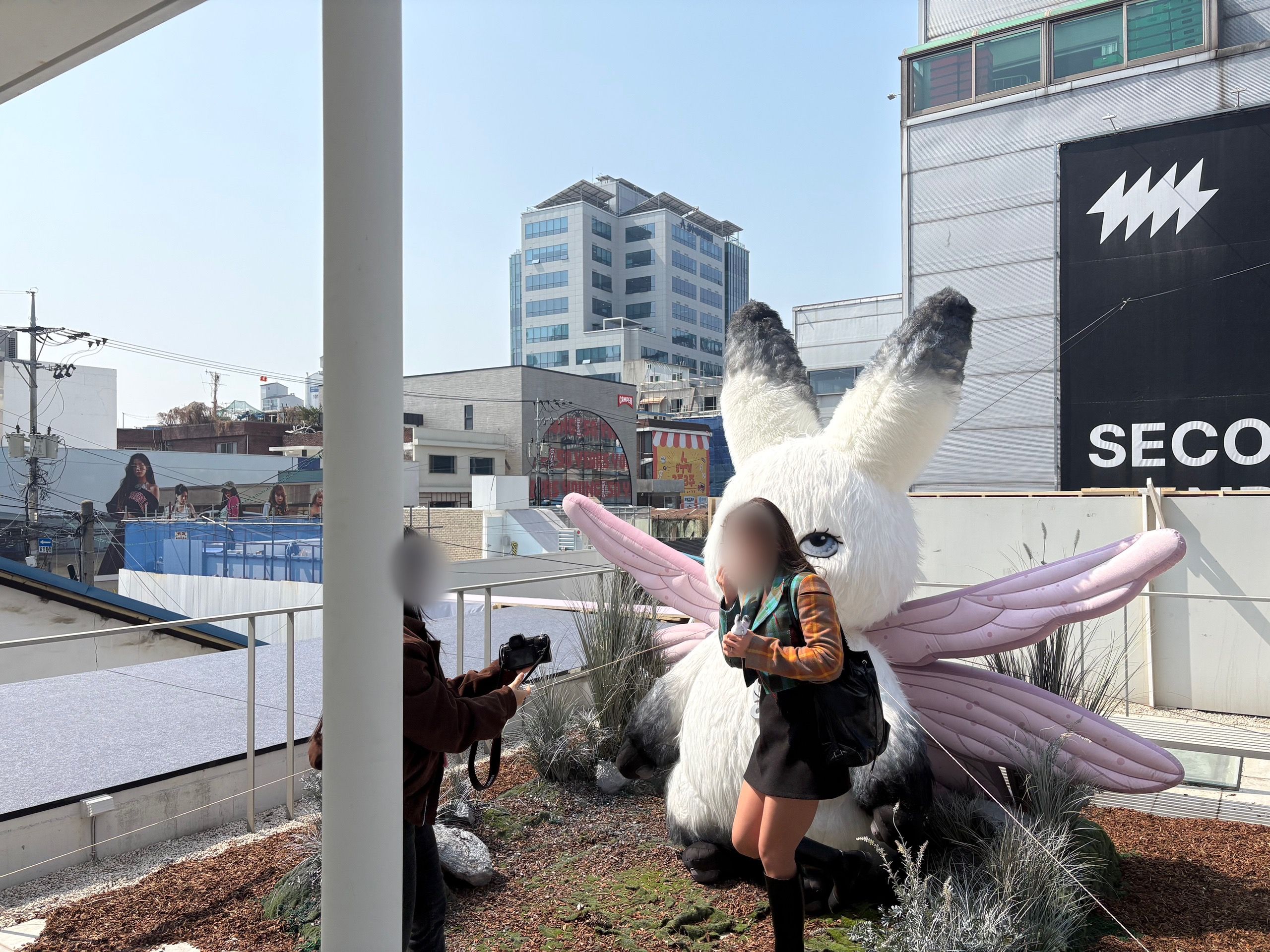 성수 오아드(Oiad) 'FOLLOW THE WHITE RABBIT' 팝업스토어 현장 사진 7