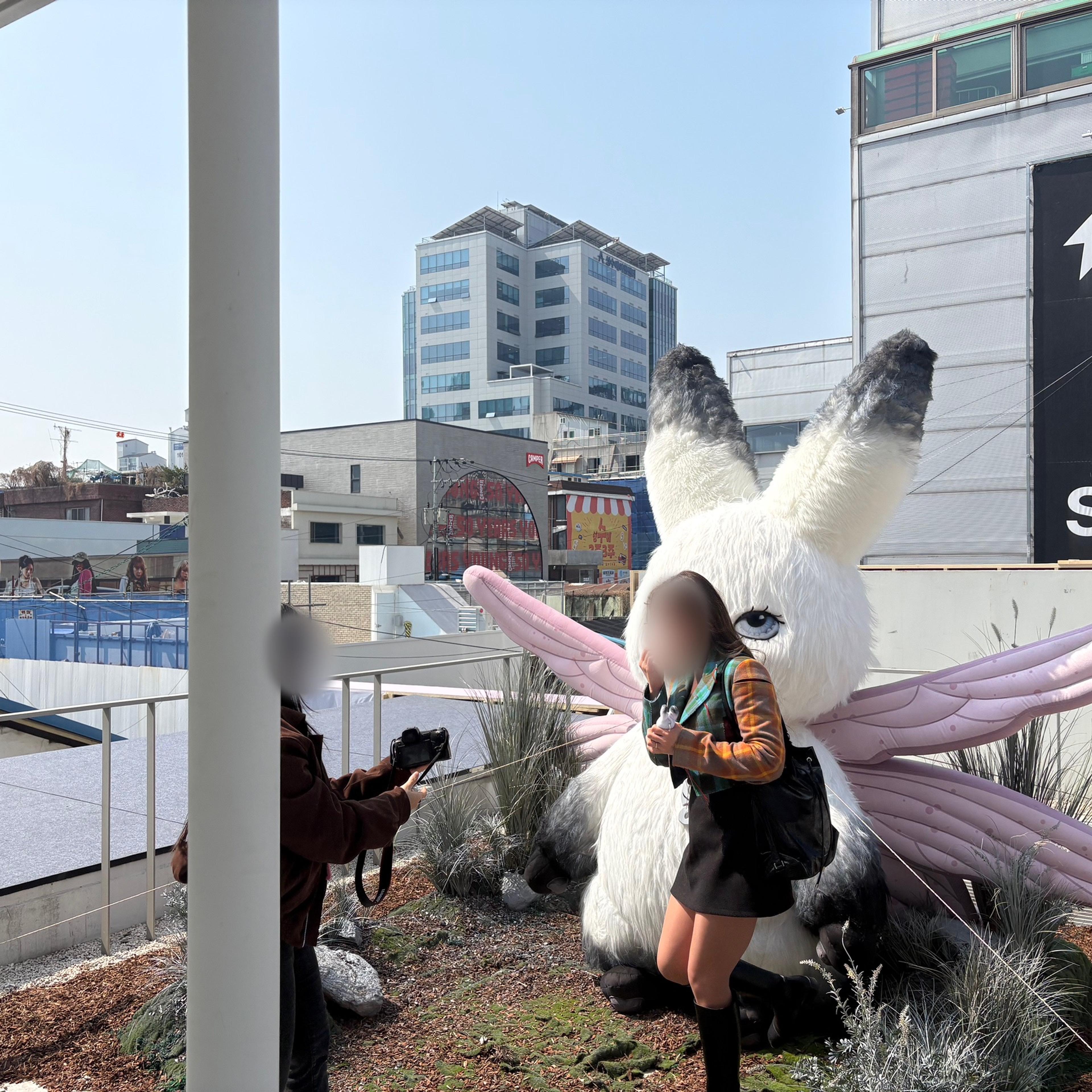 성수 오아드(Oiad) 'FOLLOW THE WHITE RABBIT' 팝업스토어 현장 사진 7