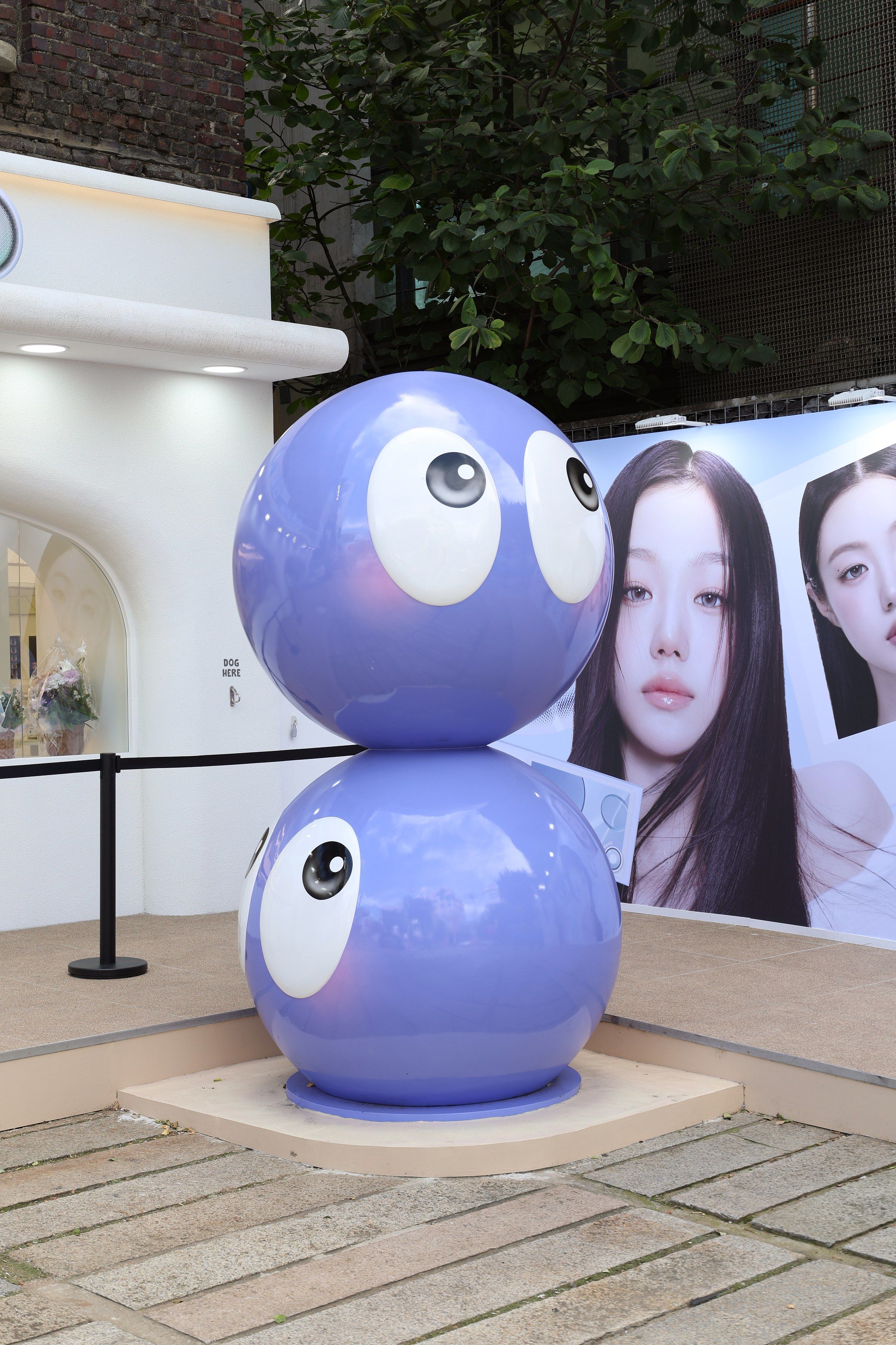 입구의 렌즈 캐릭터 조형물
