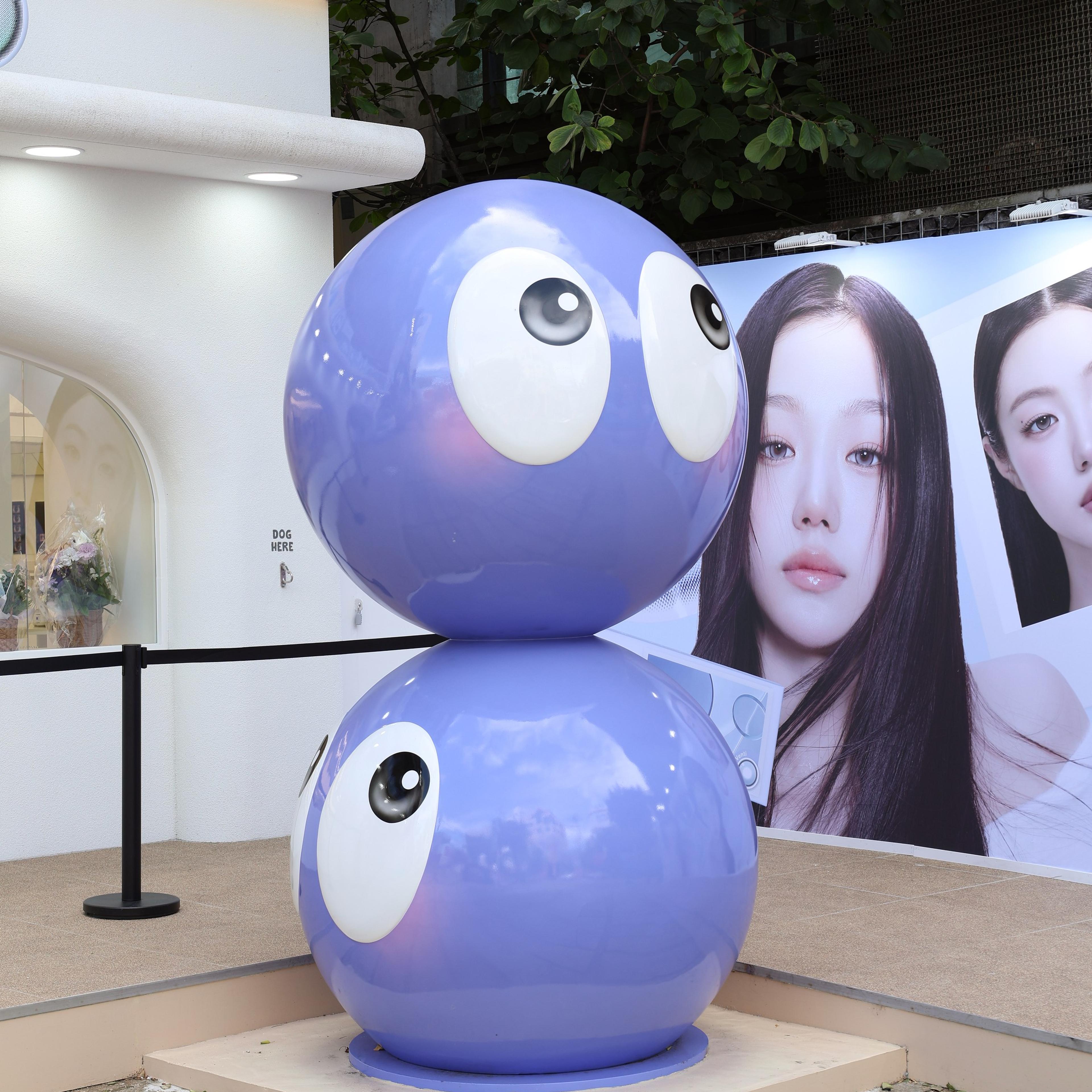 입구의 렌즈 캐릭터 조형물