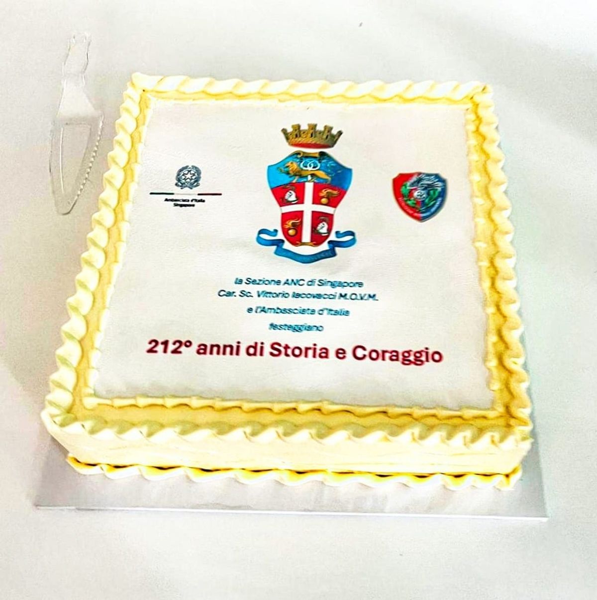 A celebration cake with the Carabinieri coat of arms and the words 212° anni di Storia e Coraggio.