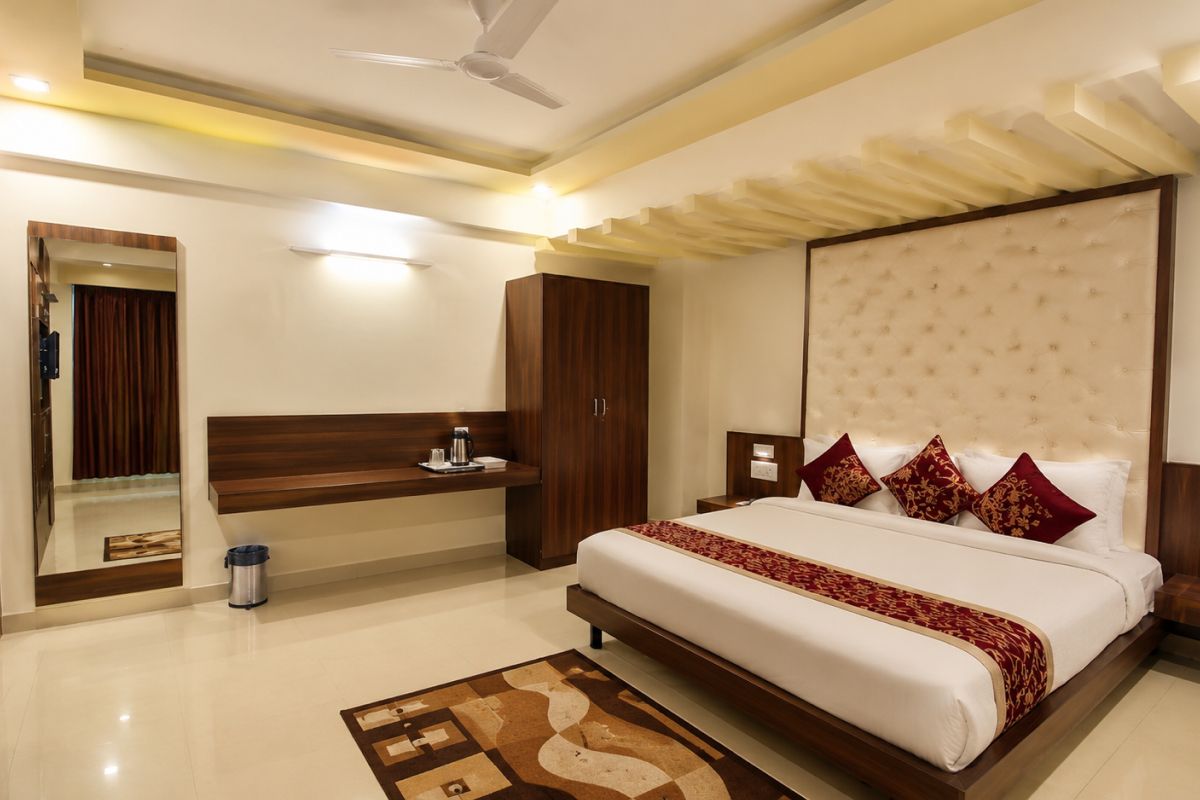 Revolver Hotel / Hotel Sunflower