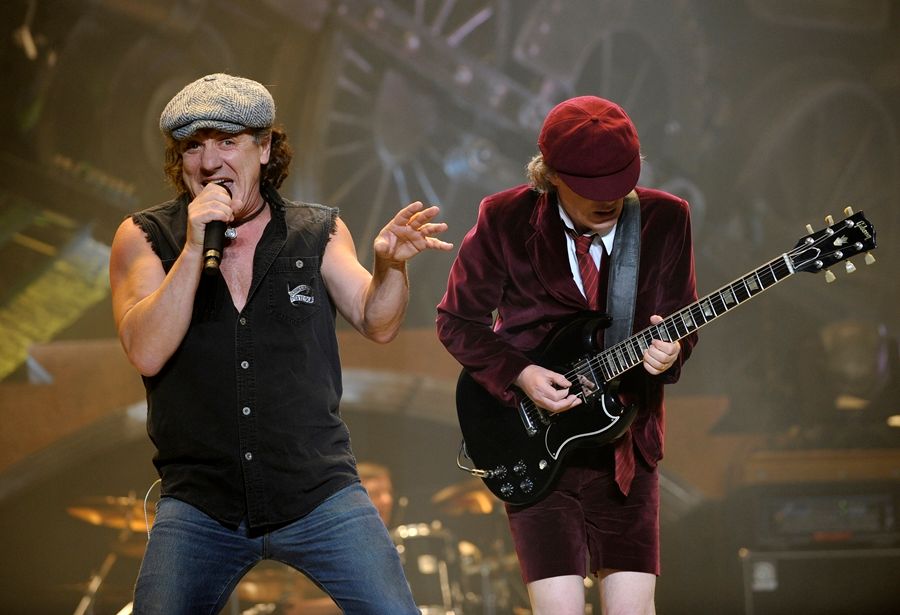 Canhão quase atinge Brian Johnson em show do AC/DC em Las Vegas
