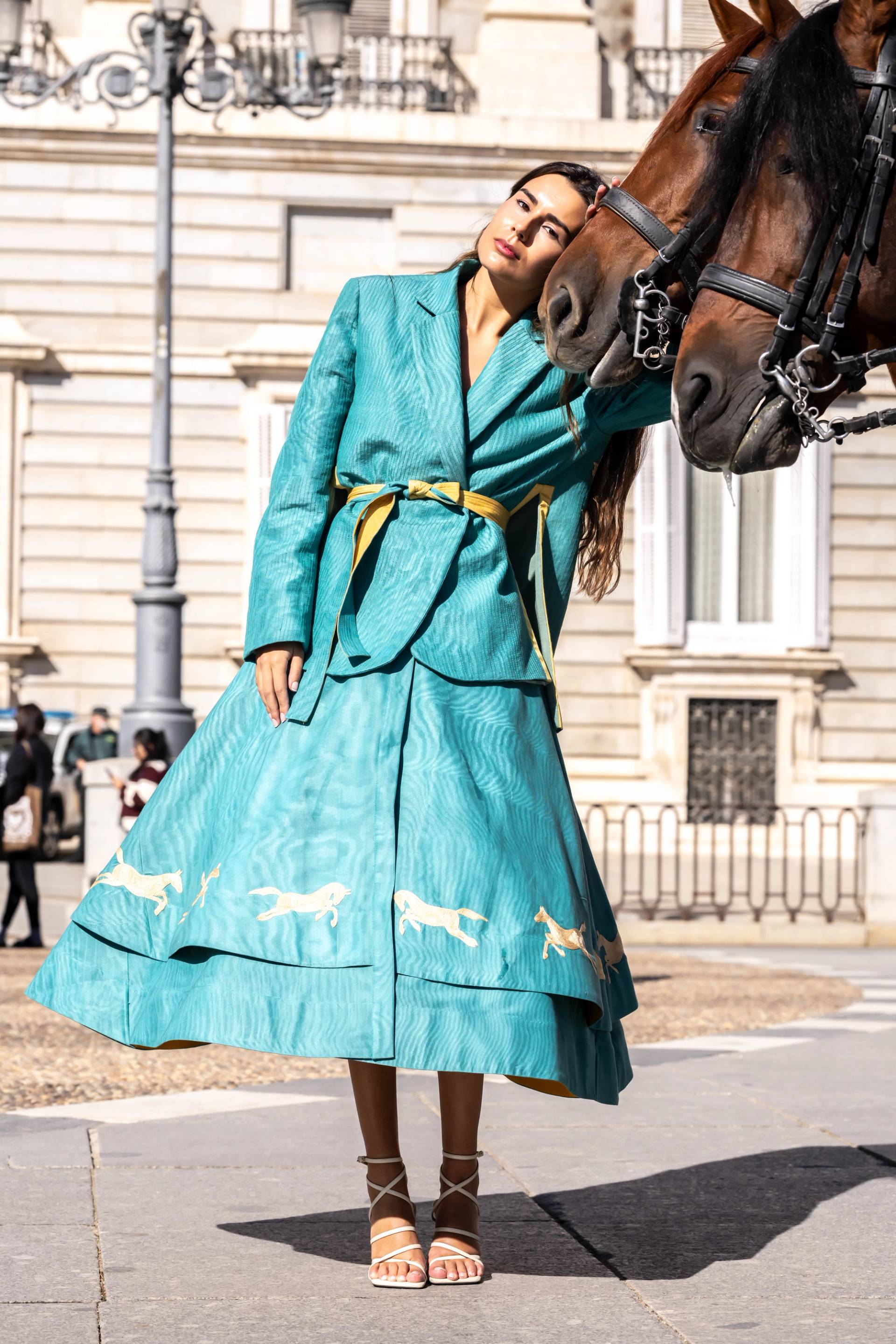 Жакет с росписью и вышивкой