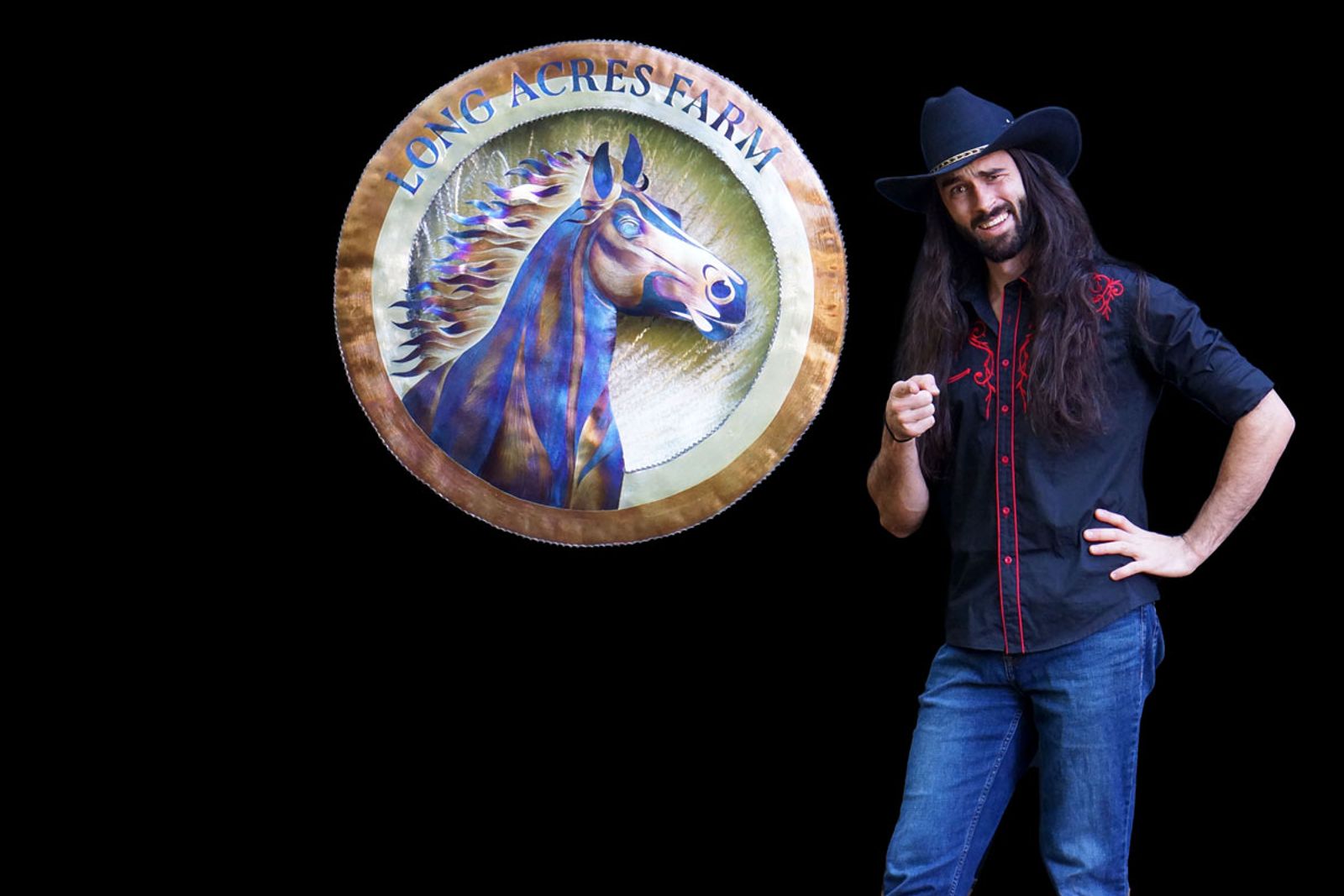 Cowboy Sculptor Aiden Dale with horse sign sculpture