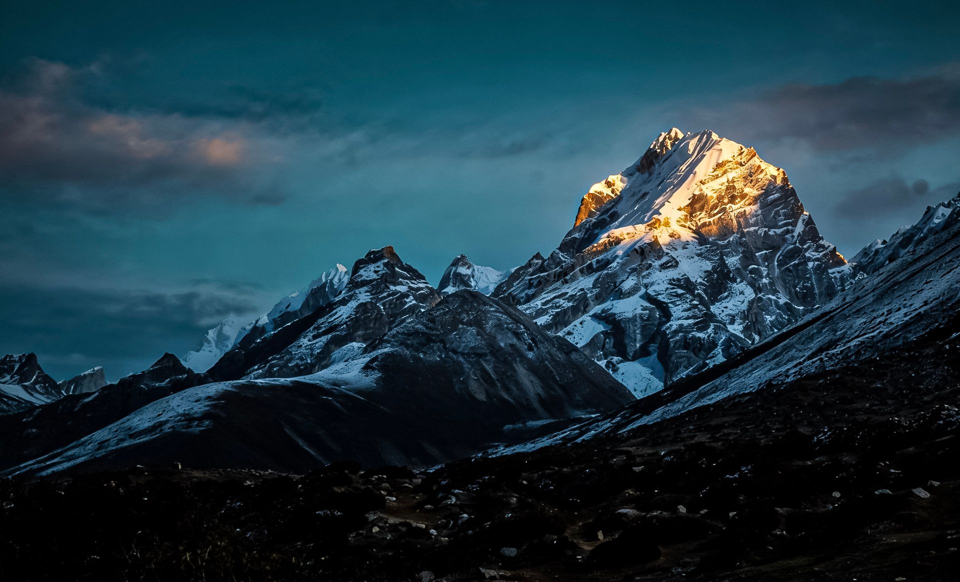 Lobuche Peak hero