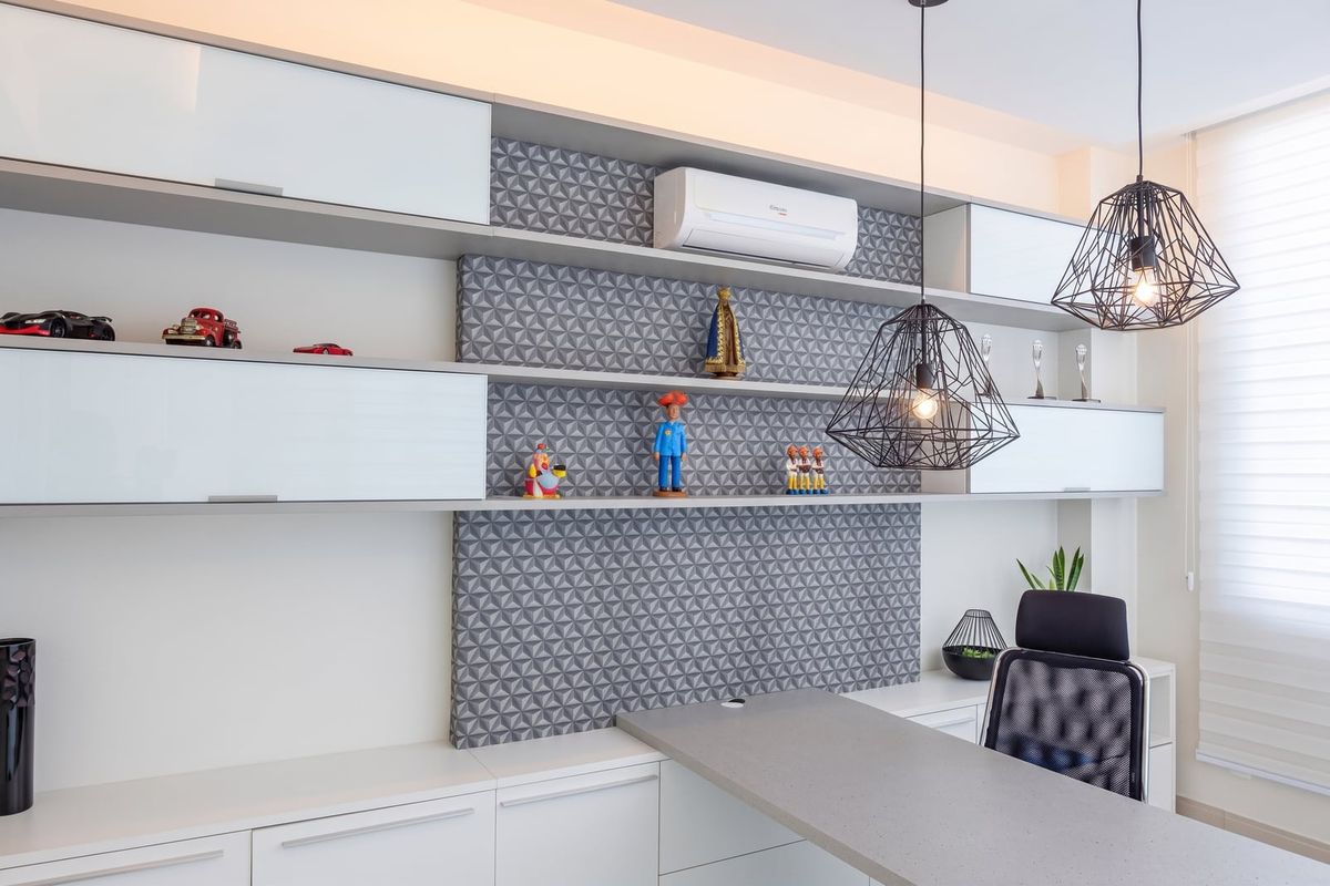 Home office com marcenaria planejada, painel texturizado e pendentes aramados