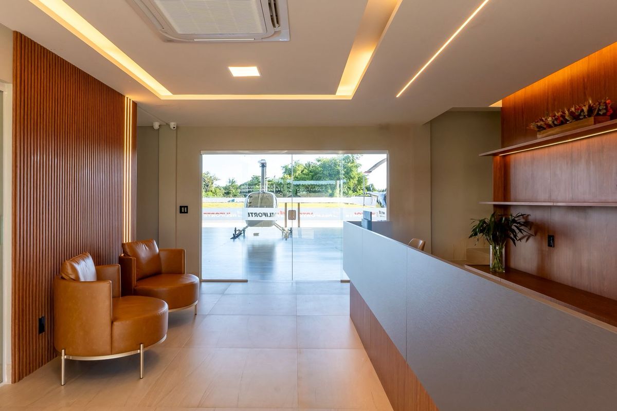 Lounge de espera com vista para o pátio