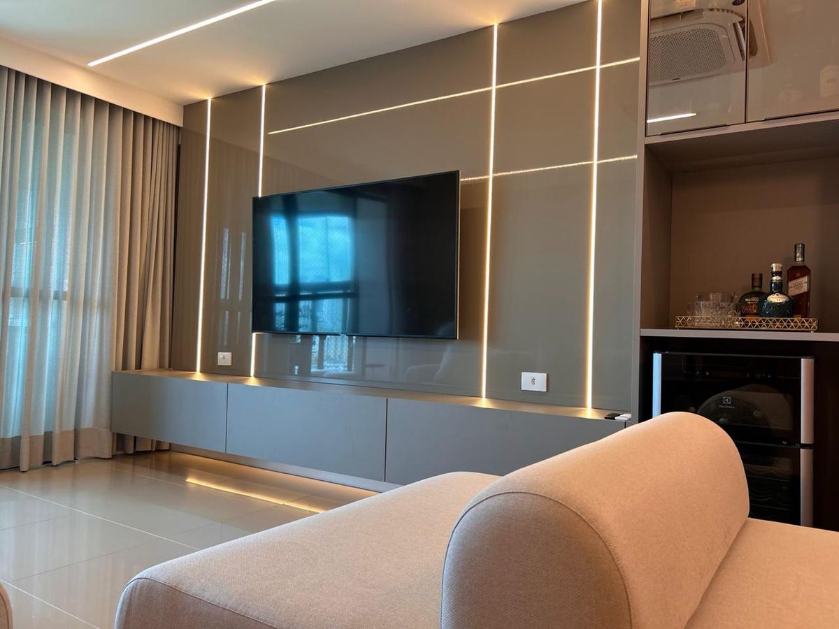 Painel de TV com iluminação linear e adega
