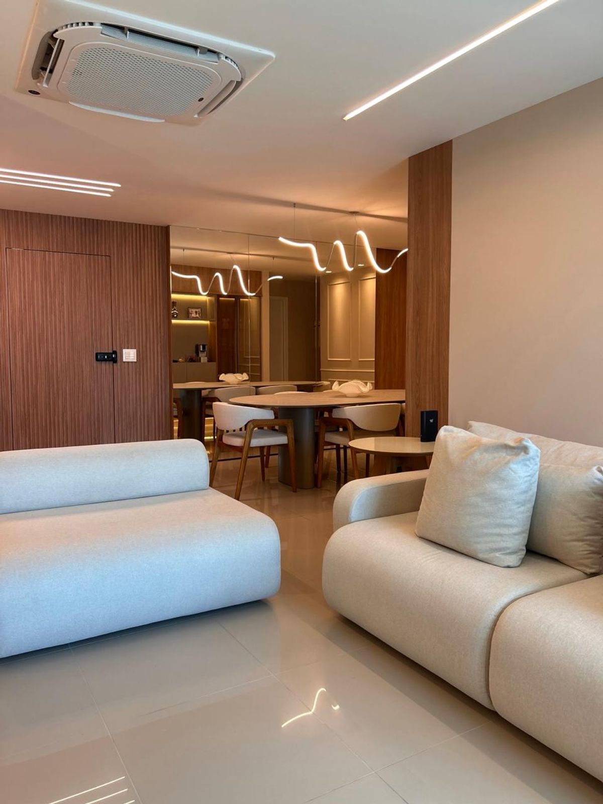 Estar e jantar integrados com iluminação decorativa