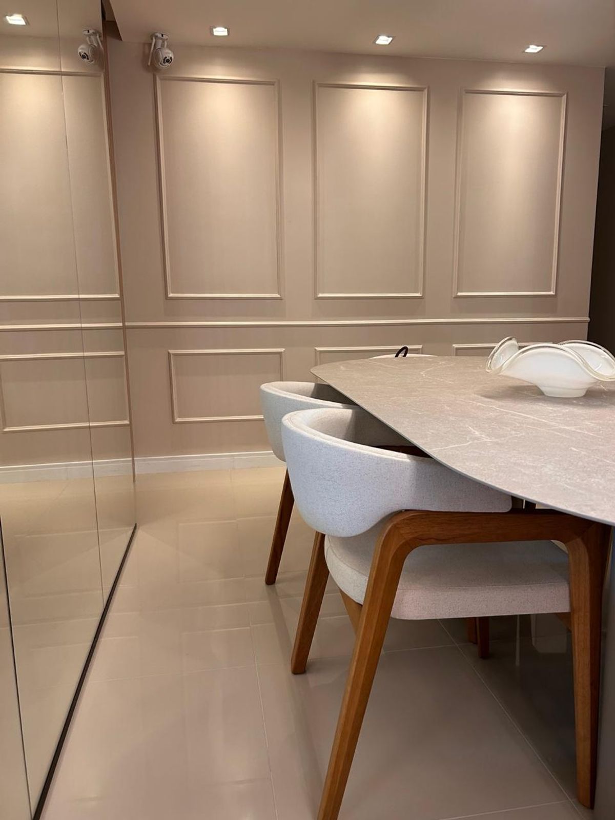 Sala de jantar — detalhe da boiserie e mesa em mármore