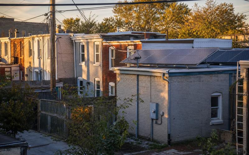 DC rowhouse rooftop with solar panels, illustrating renting solar panels via lease or PPA in Washington, DC